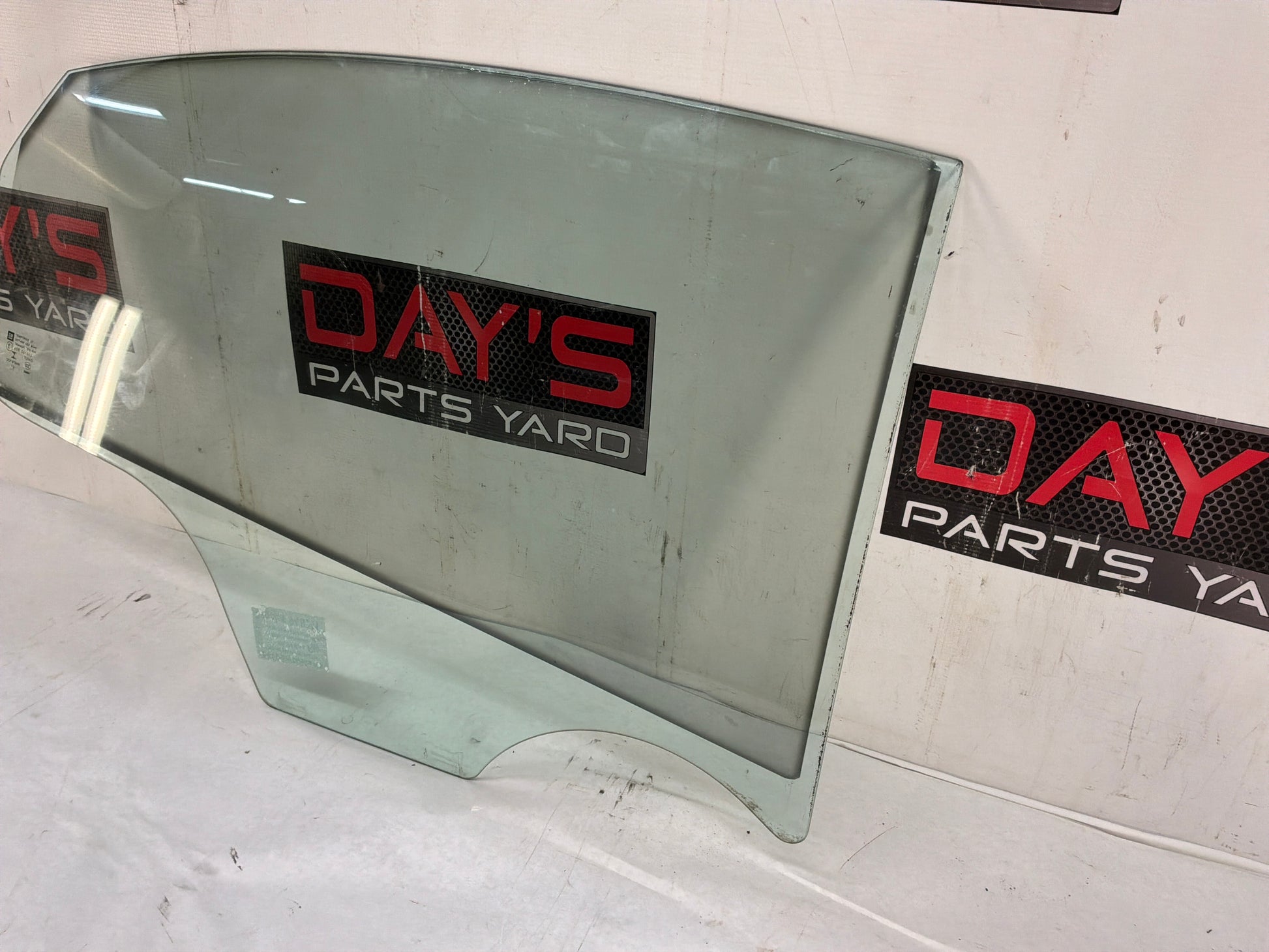 Rh rear door window glass - Day's Parts Yard