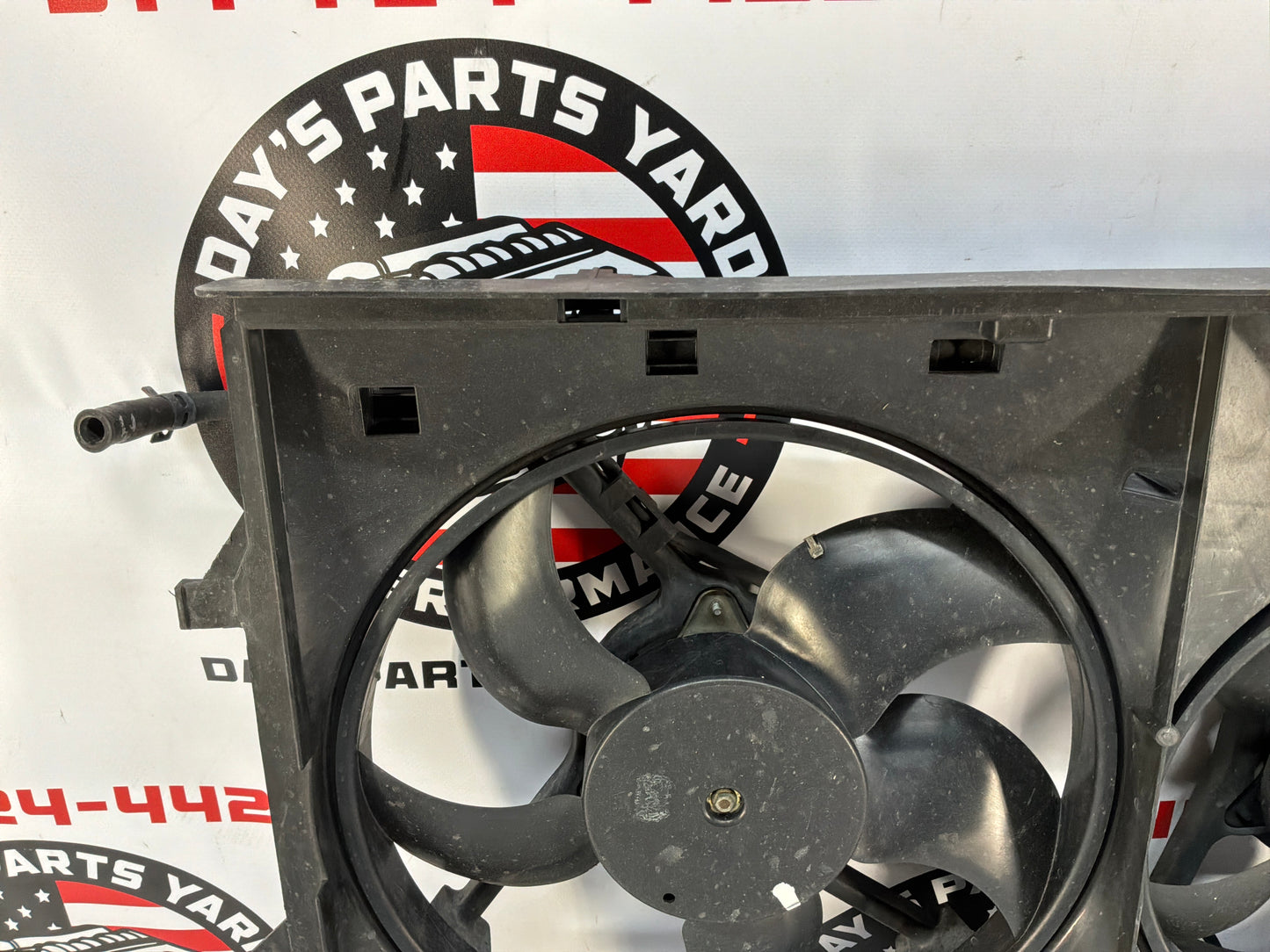 2005 Pontiac GTO Dual Electric Radiator Cooling Fans Shroud Assembly OEM