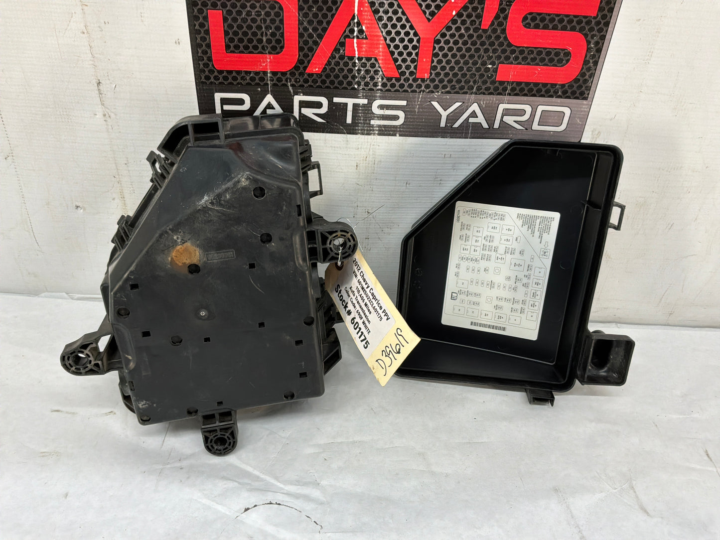 Fuse box w lid - Day's Parts Yard