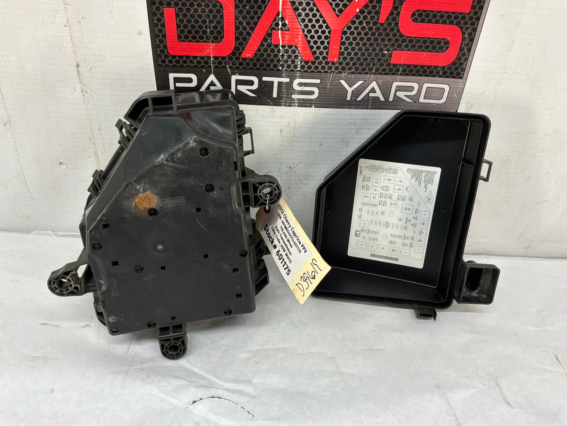 Fuse box w lid - Day's Parts Yard