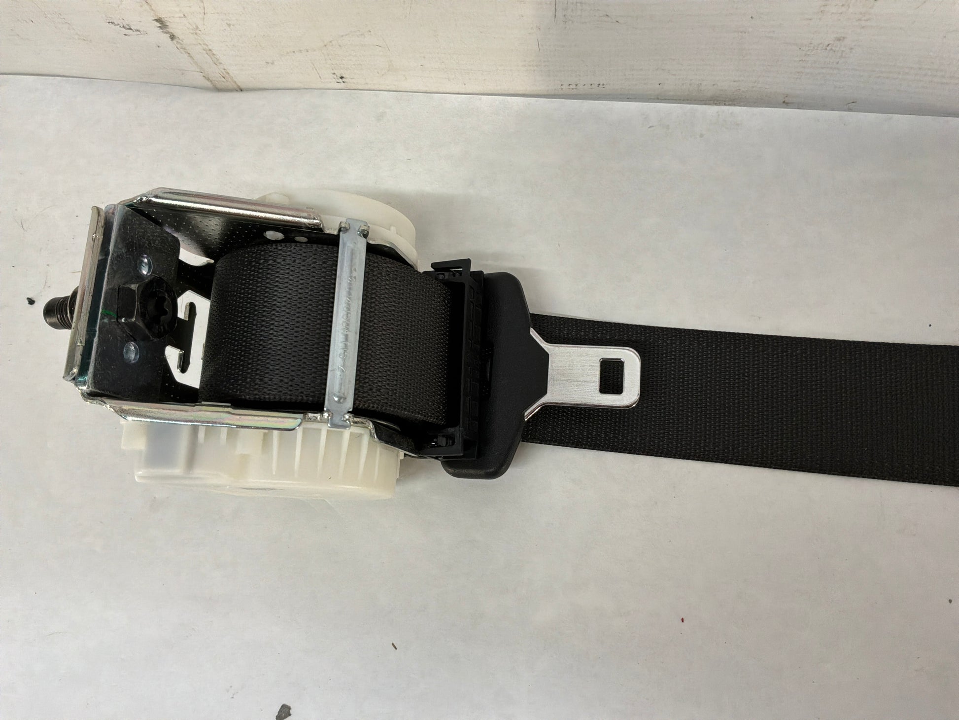 Rear center seatbelt - Day's Parts Yard