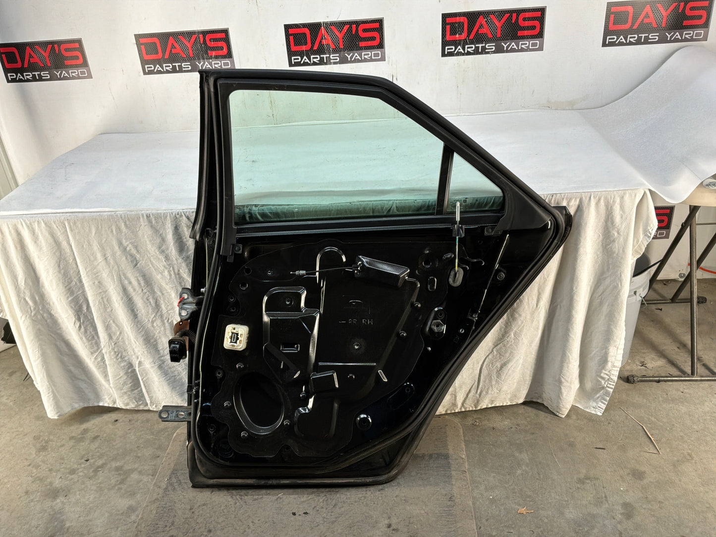 Rh rear door - Day's Parts Yard