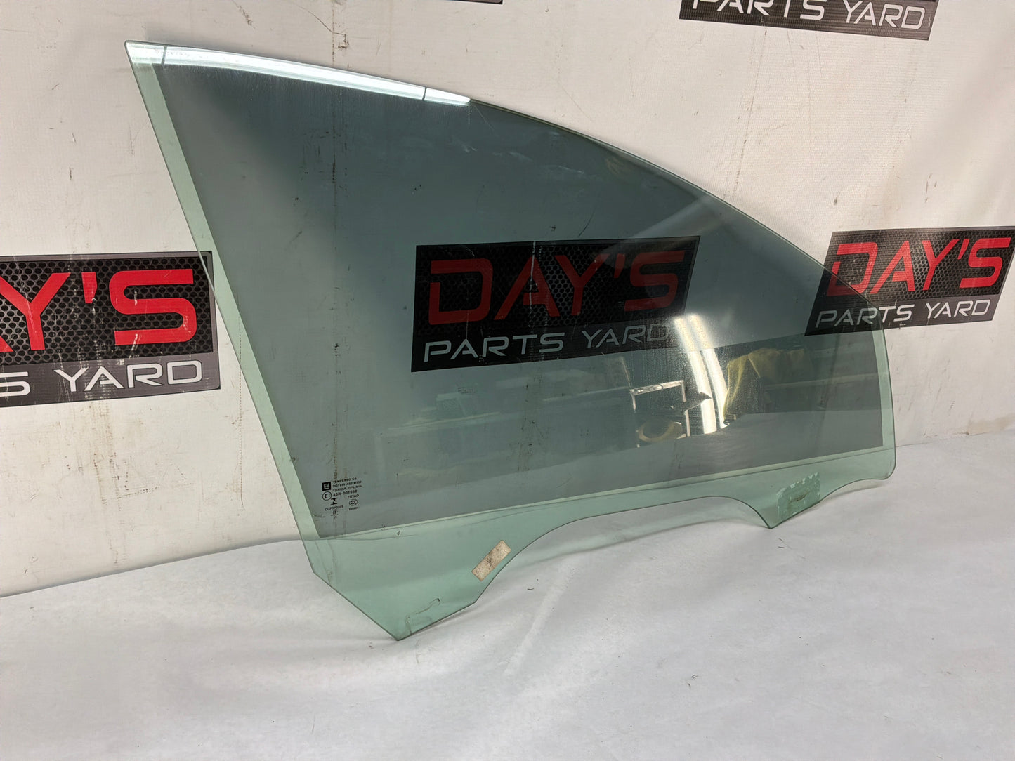 Rh front window glass - Day's Parts Yard