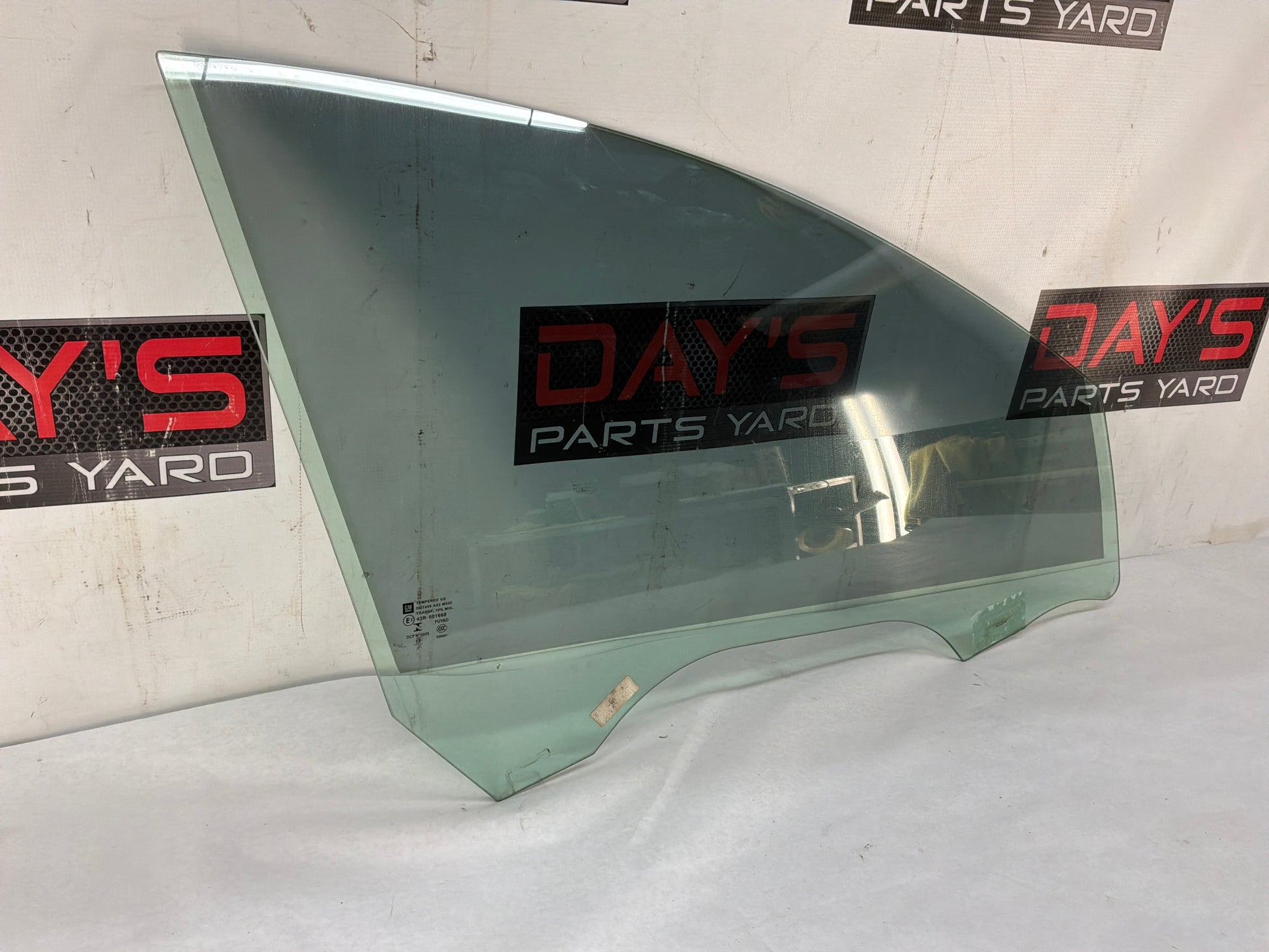 Rh front window glass - Day's Parts Yard