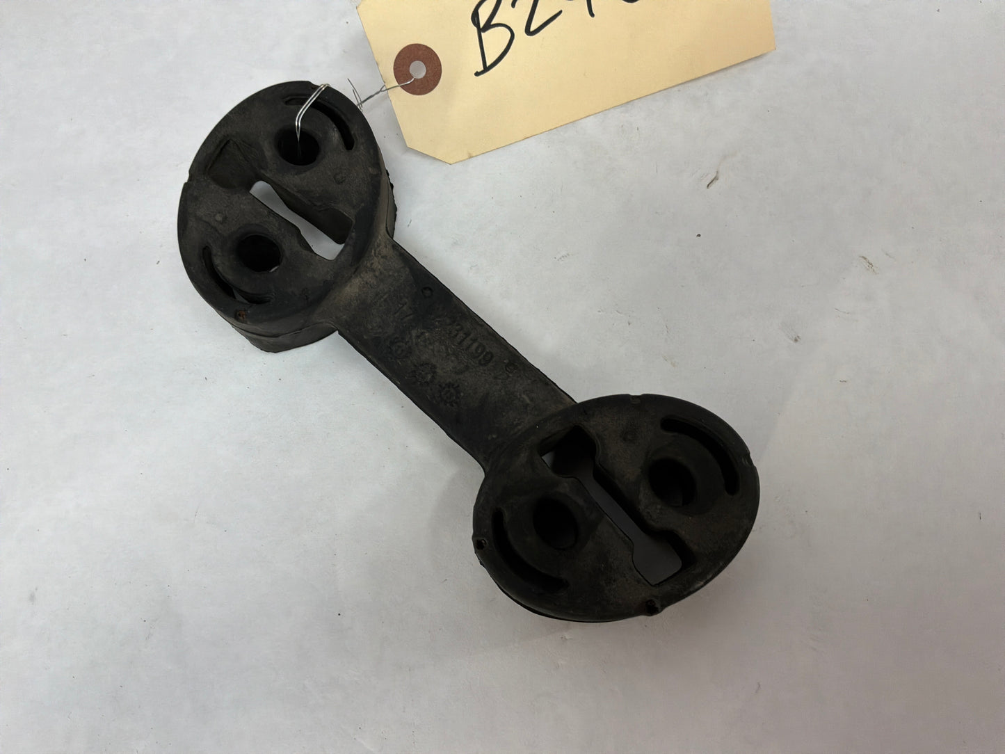 2014 Chevy Camaro SS RH & LH Exhaust Muffler Rubber Hangers Mounts Brackets OEM