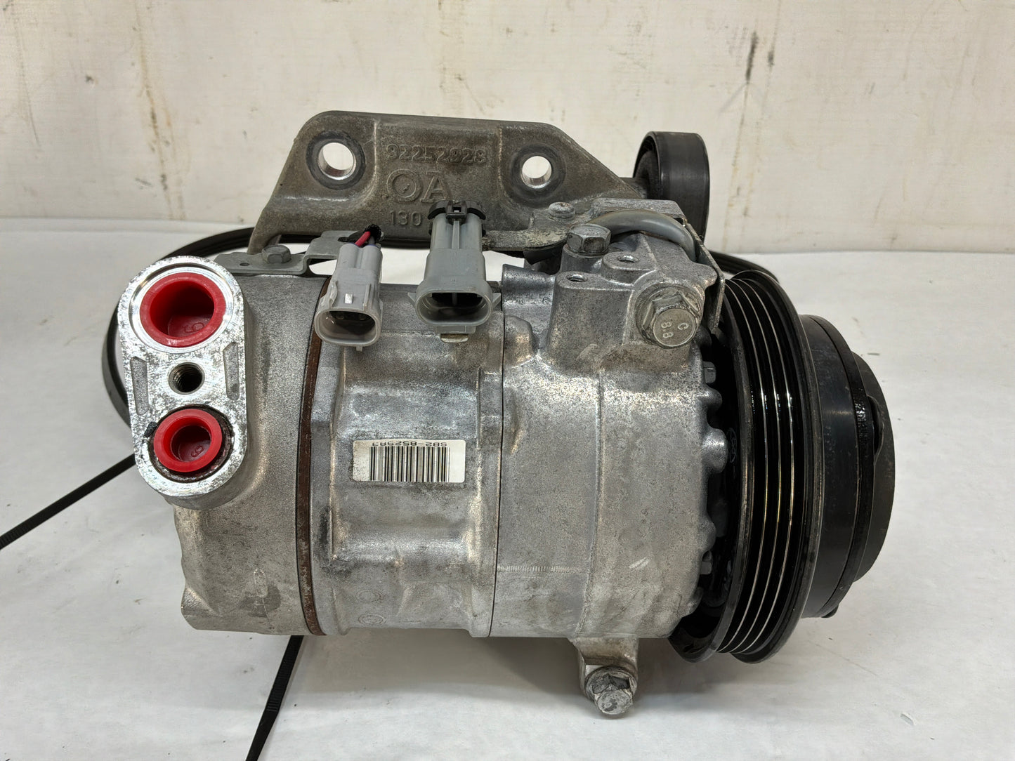 Ac compressor w. Bracket - Day's Parts Yard
