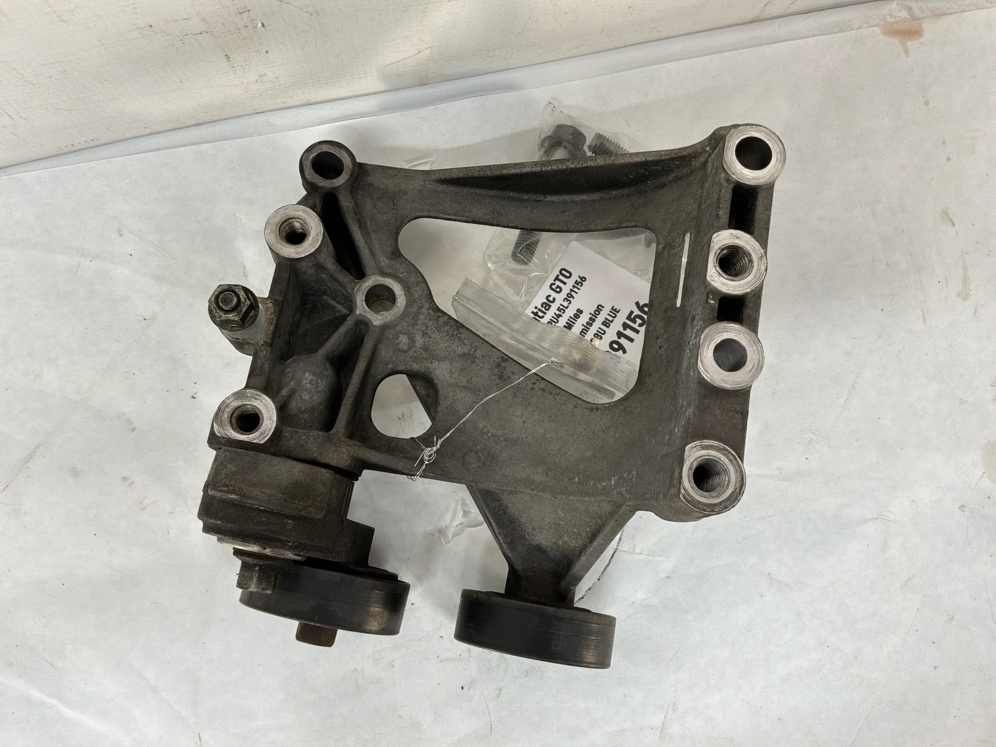 Ac compressor bracket - Day's Parts Yard
