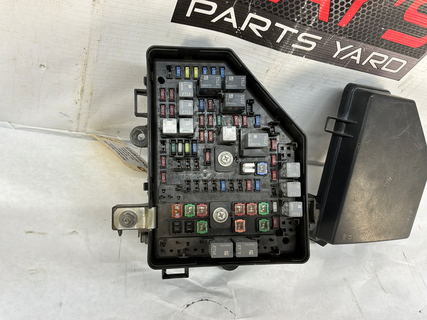 Fuse box w lid - Day's Parts Yard