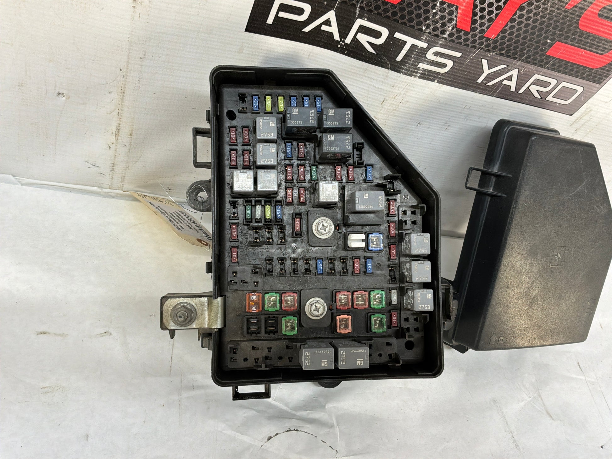 Fuse box w lid - Day's Parts Yard
