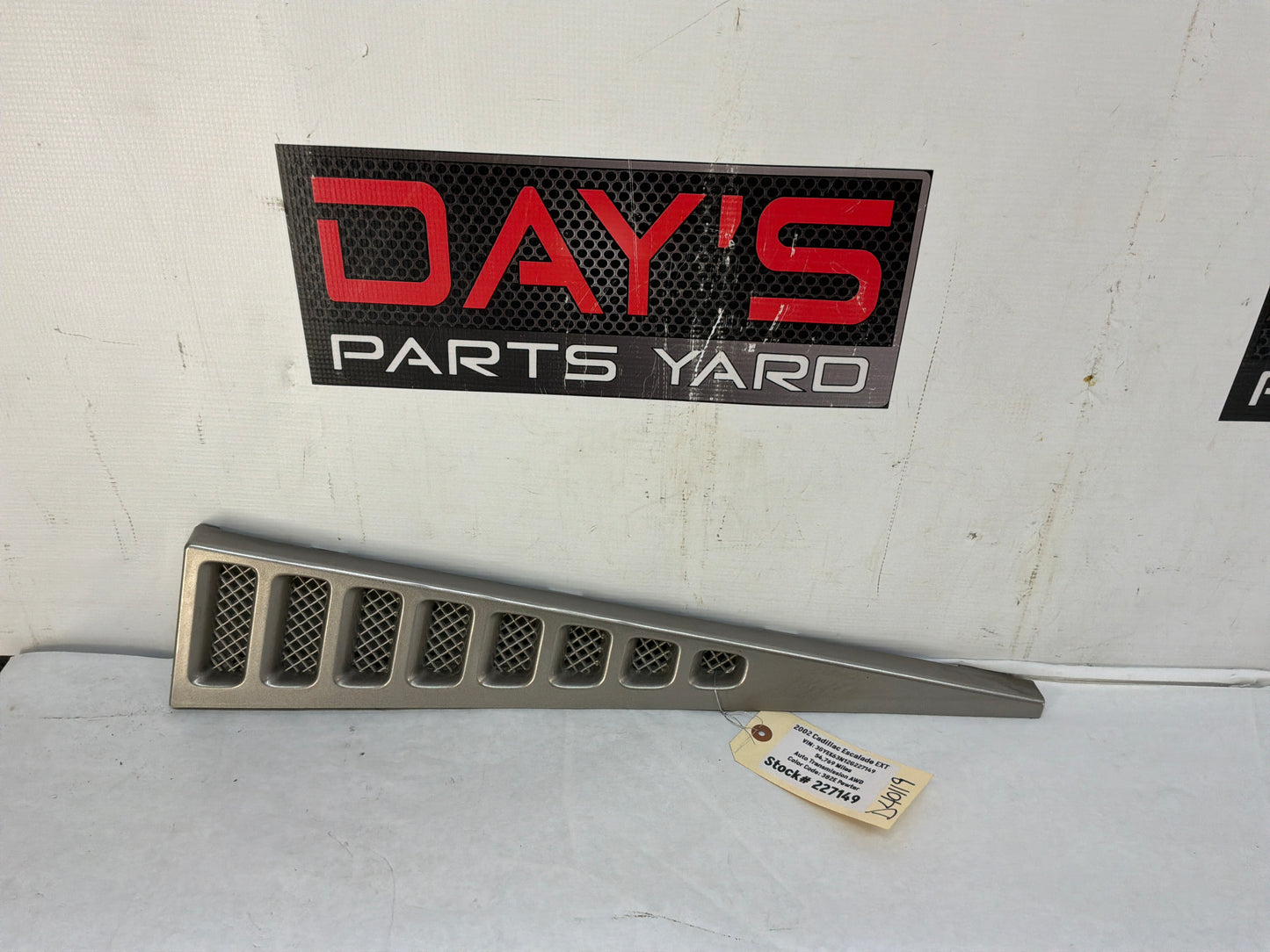 2002 Cadillac Escalade EXT RH Passenger Water Drain Deflector Trim Panel OEM