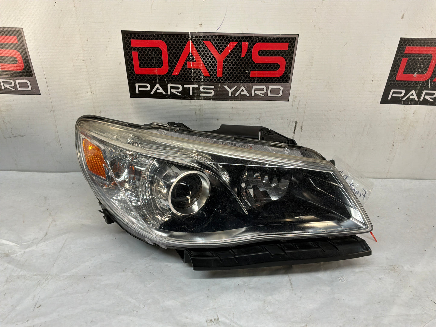 Rh headlight - Day's Parts Yard