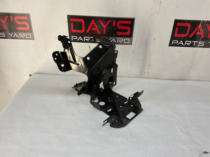 Front fuse box bracket - Day's Parts Yard