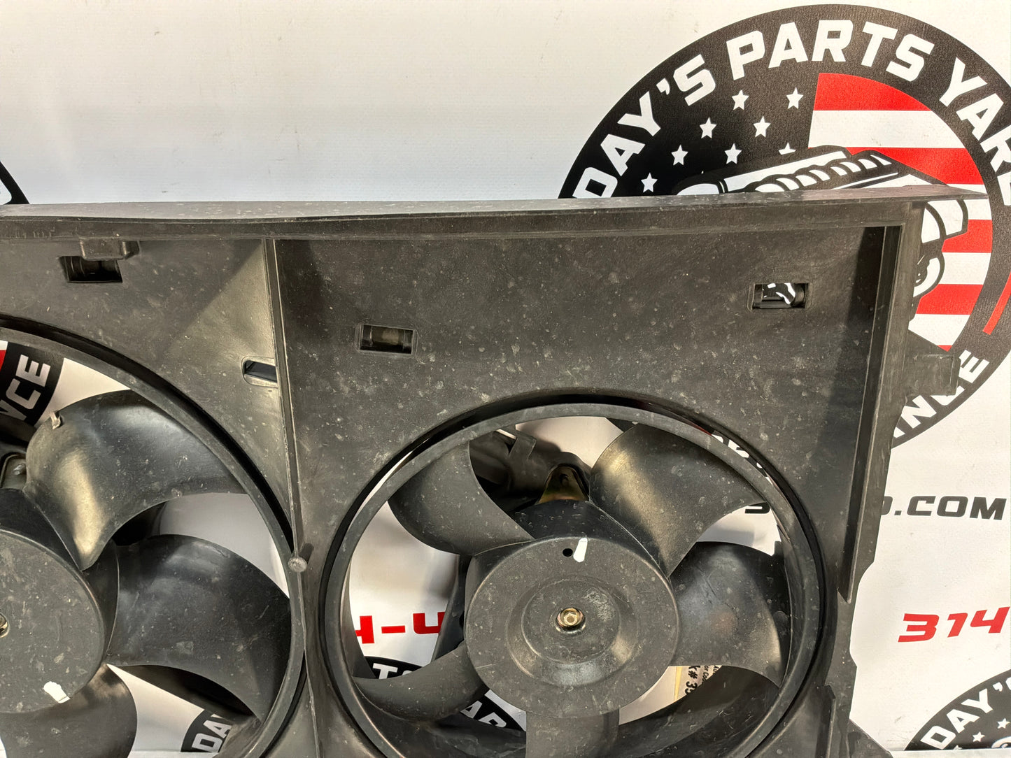 2005 Pontiac GTO Dual Electric Radiator Cooling Fans Shroud Assembly OEM