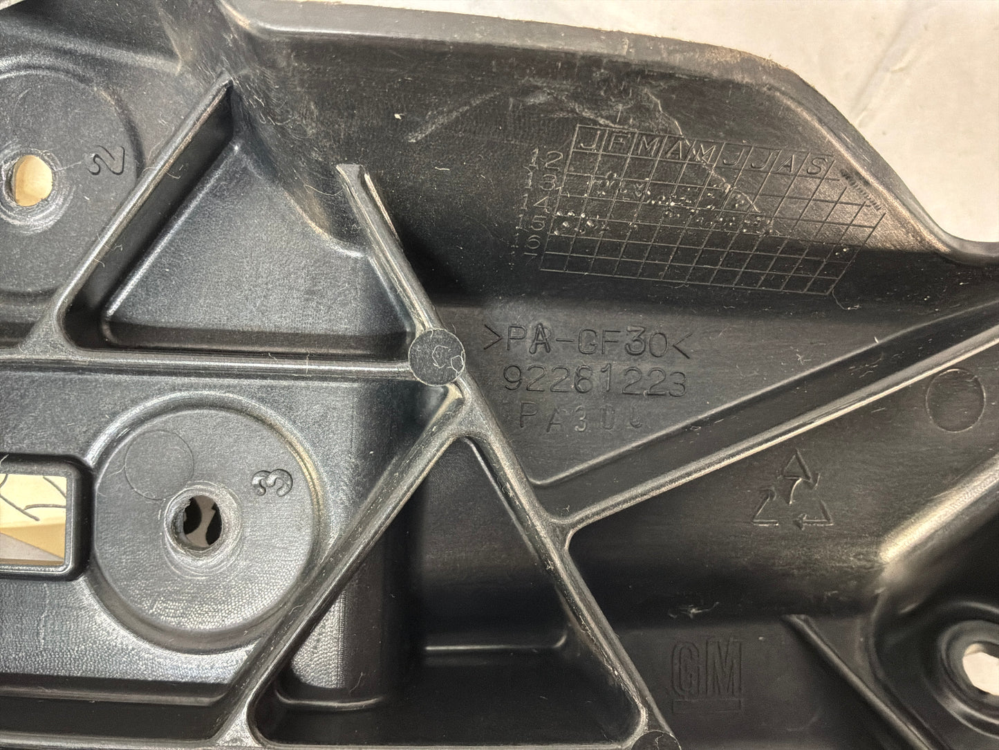 Lh fender bracket - Day's Parts Yard