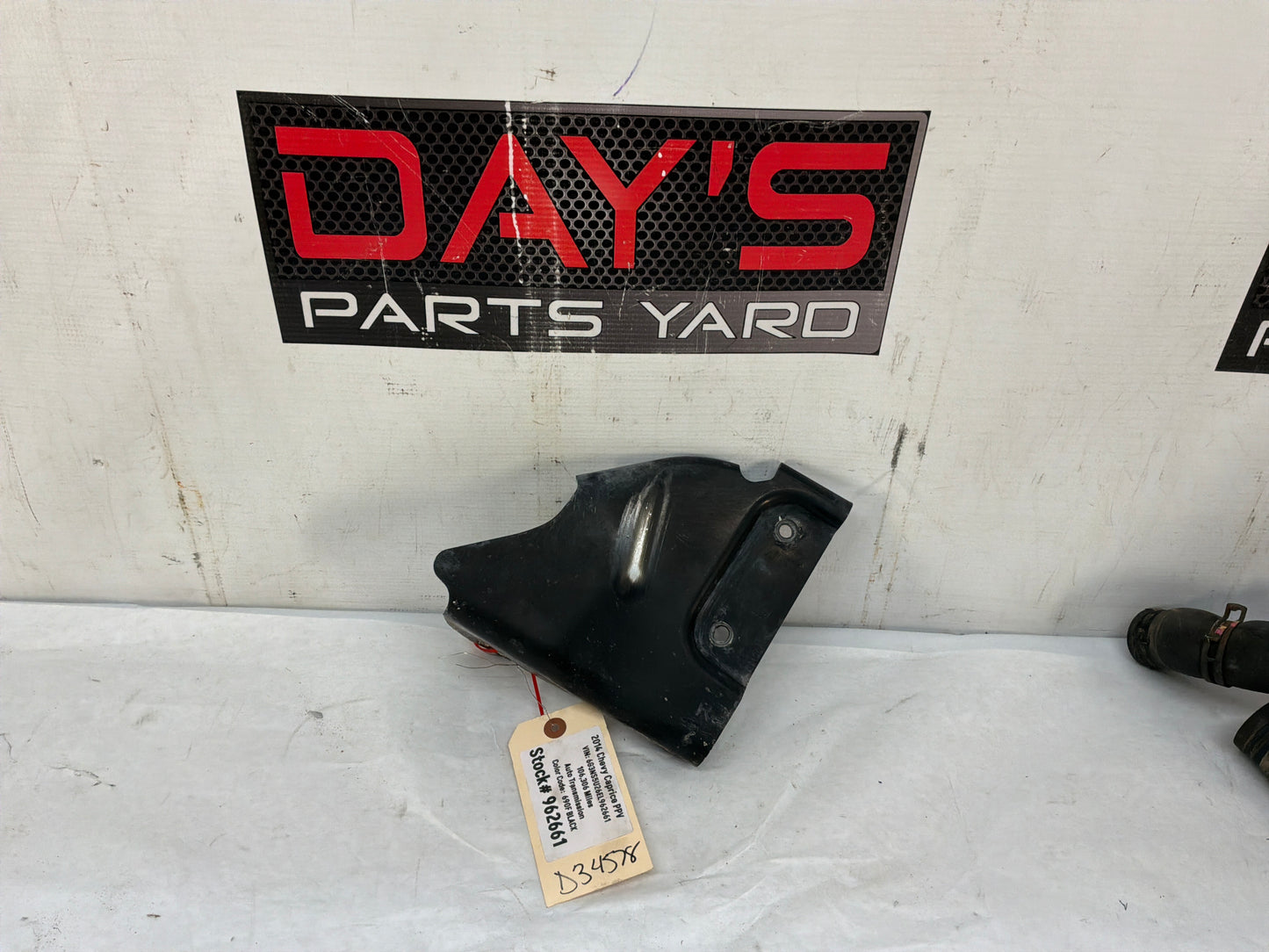 Rh bracket - Day's Parts Yard