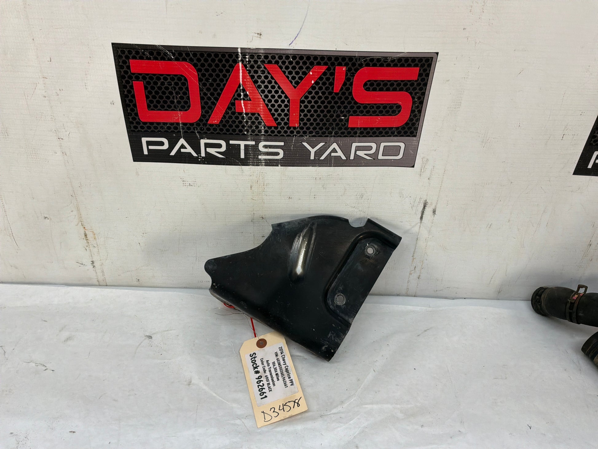 Rh bracket - Day's Parts Yard