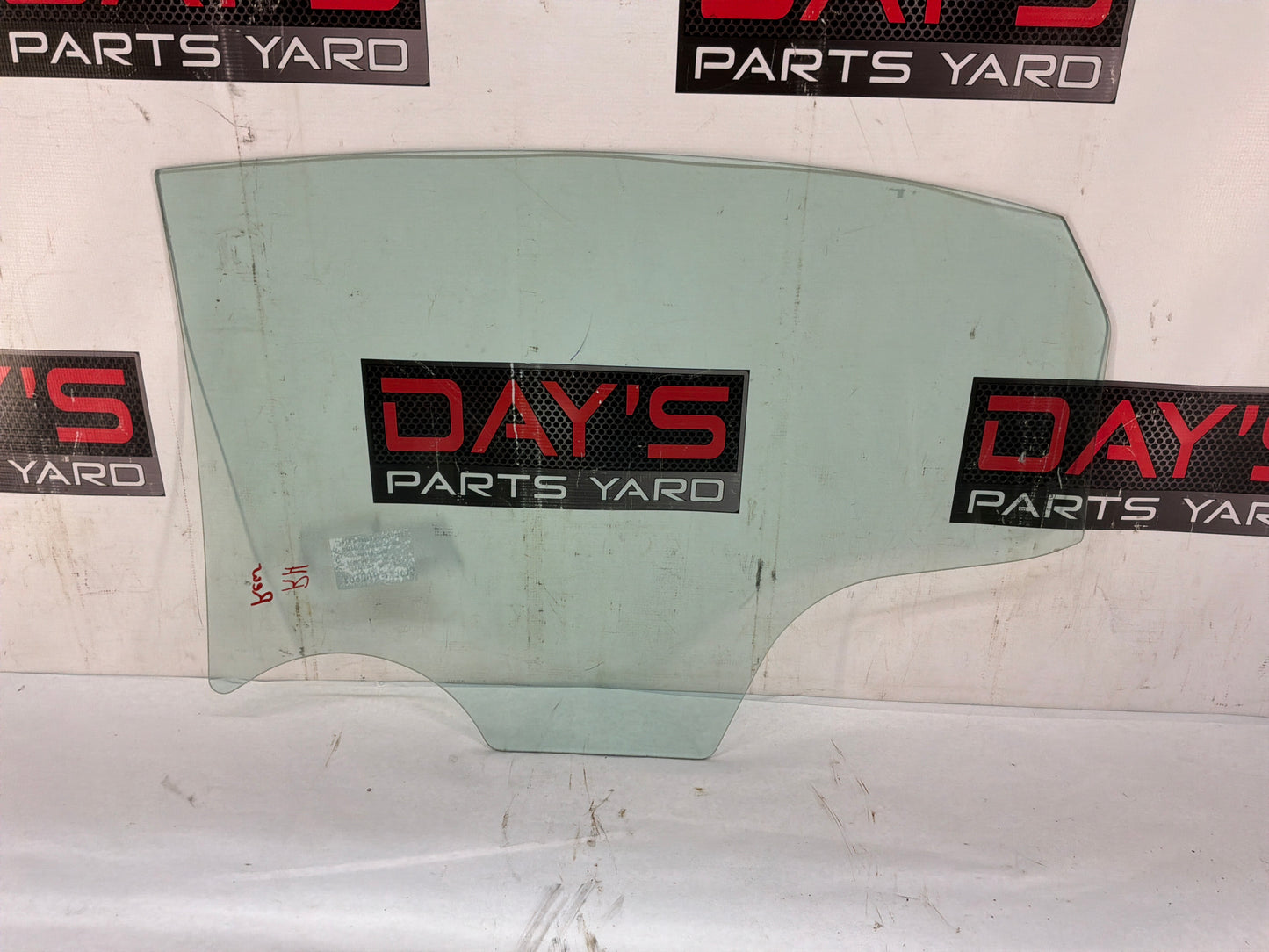 Rh rear window glass - Day's Parts Yard