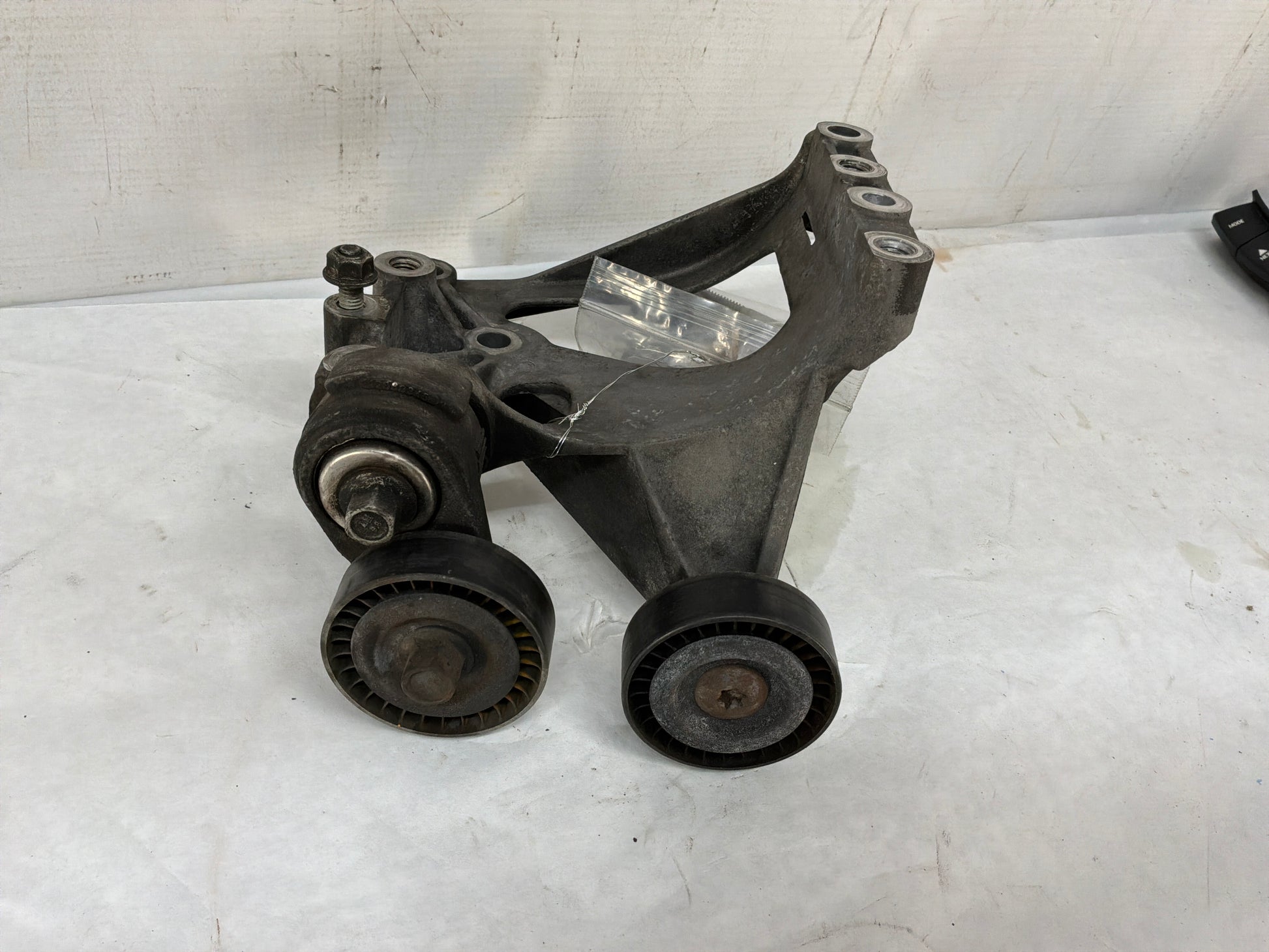 Ac compressor bracket - Day's Parts Yard