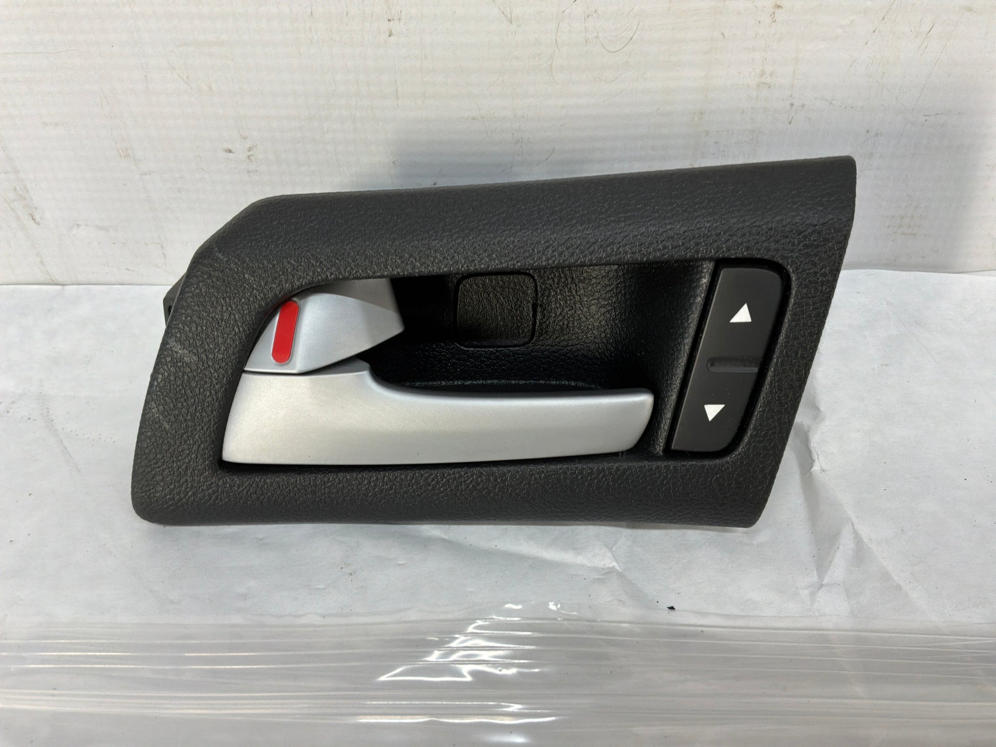 Rear lh door handle - Day's Parts Yard