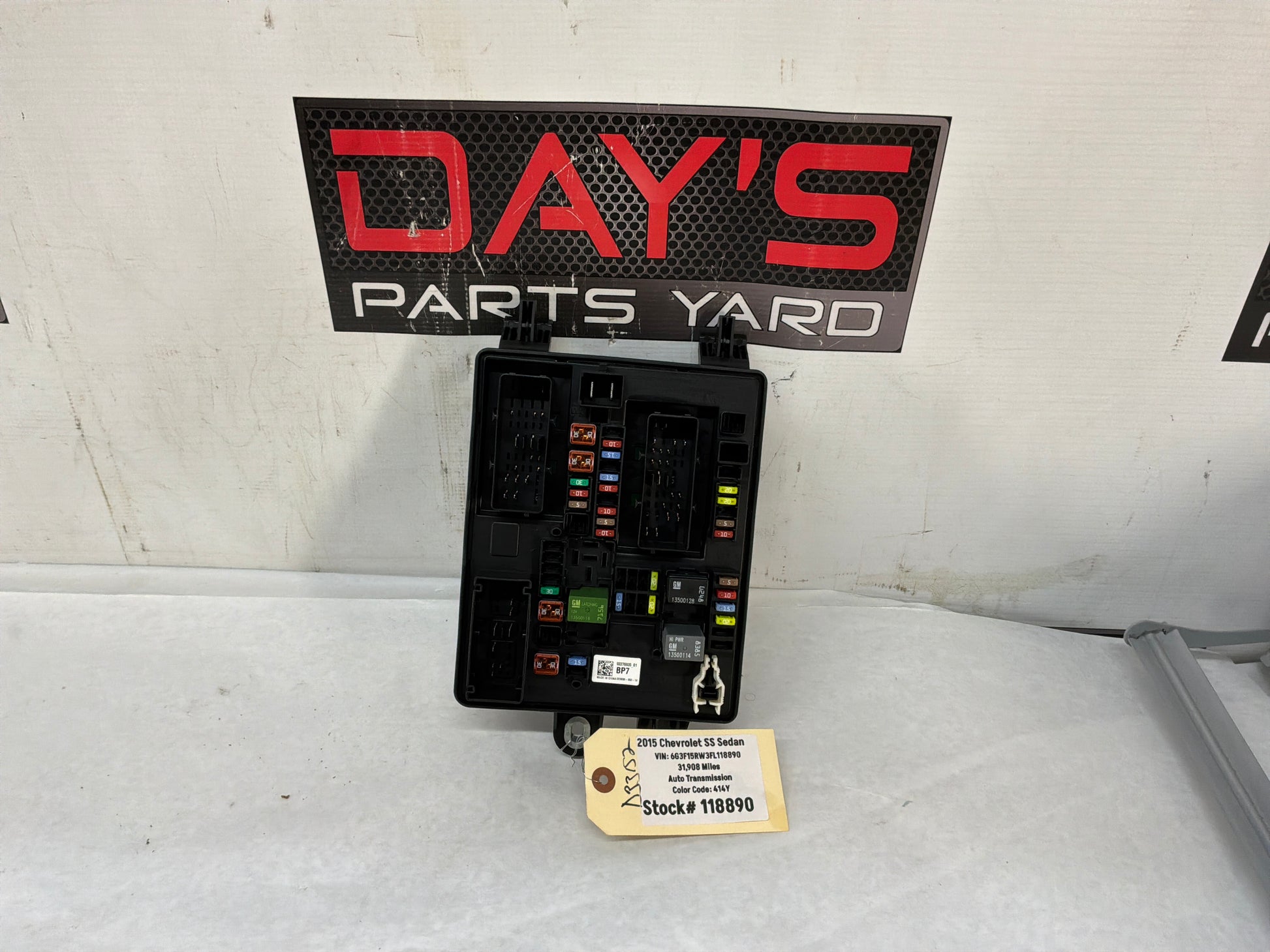 Fuse box - Day's Parts Yard