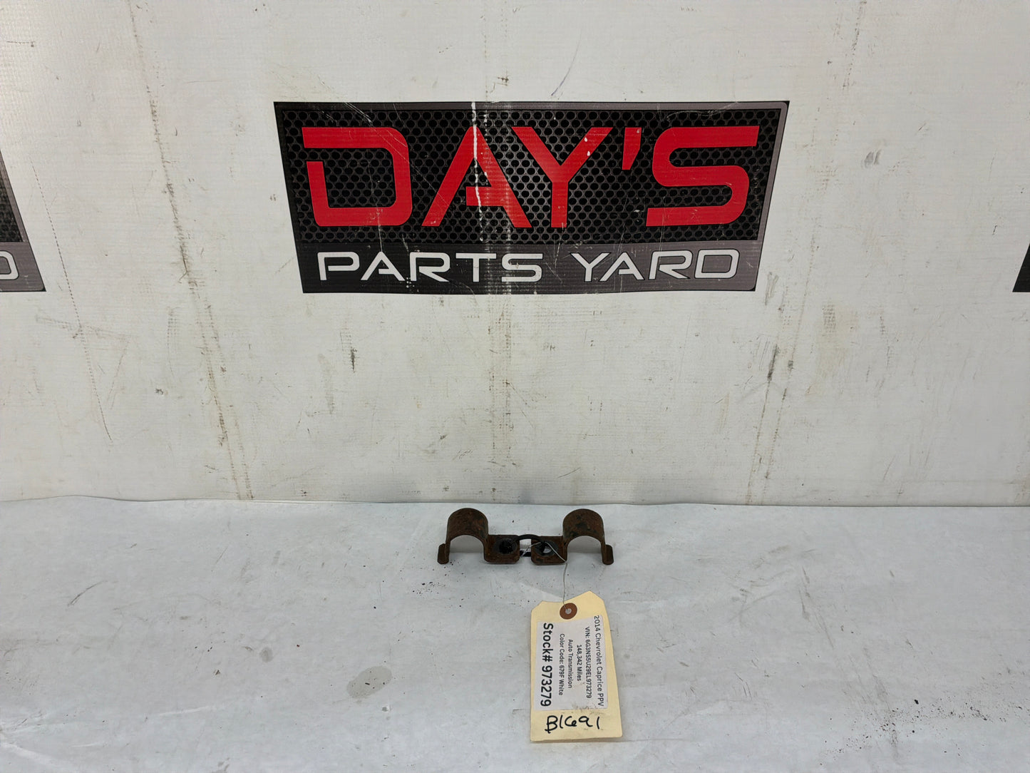 2014 Chevy Caprice PPV Rear Stabilizer Sway Bar Brackets Clamps OEM
