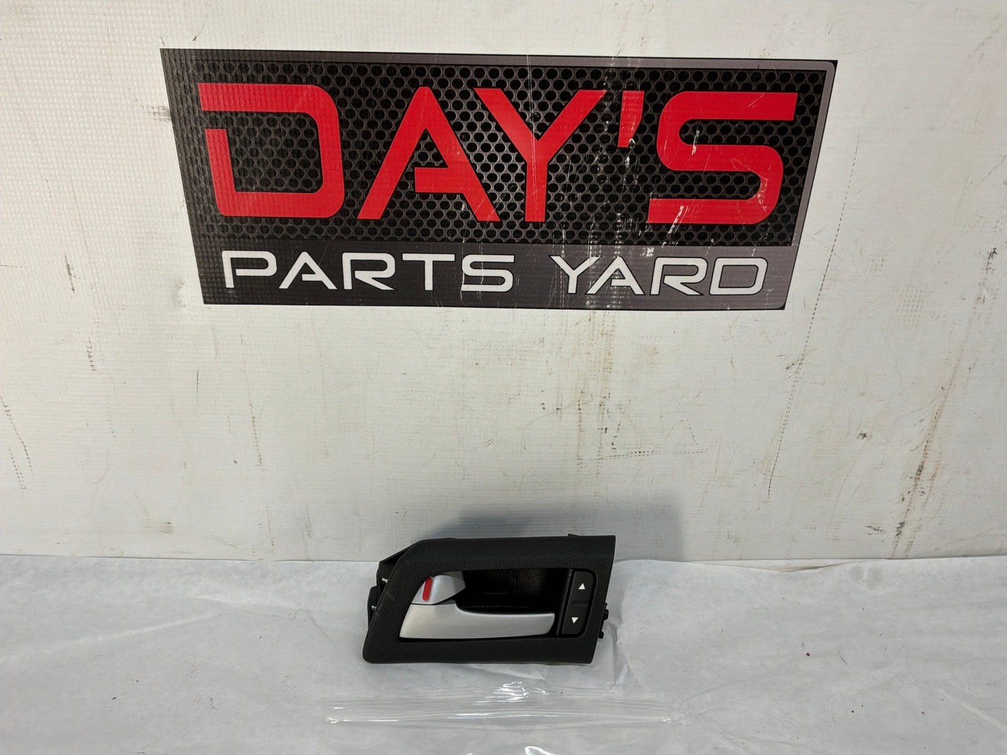 Rear lh door handle - Day's Parts Yard