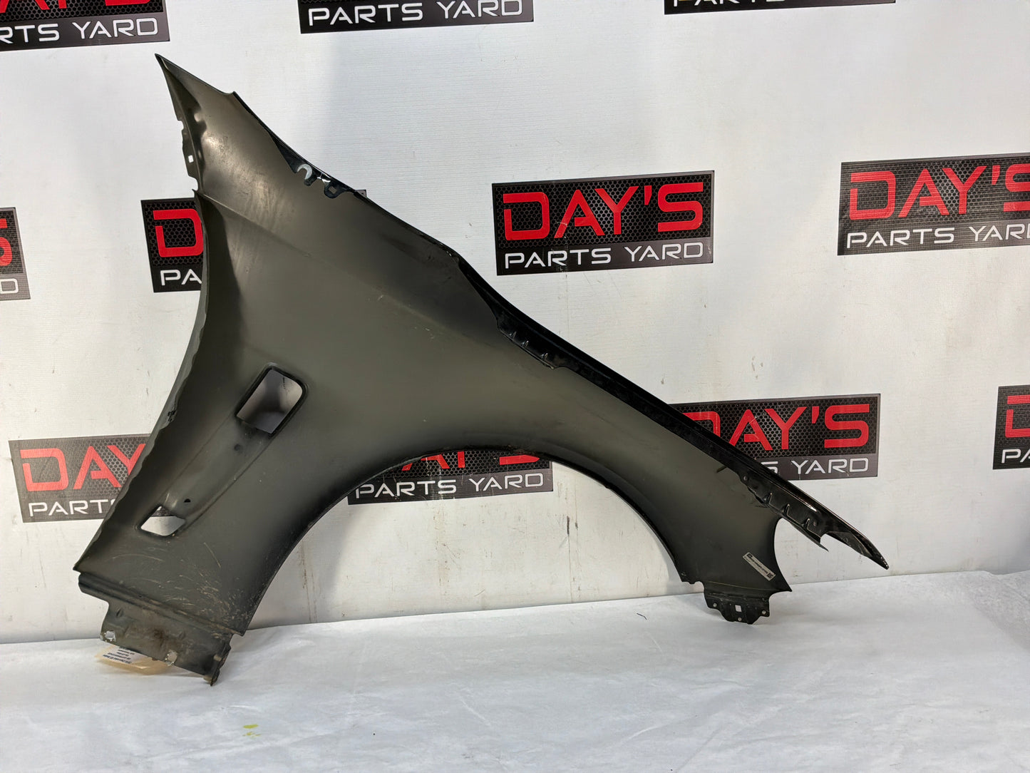 Rh fender - Day's Parts Yard