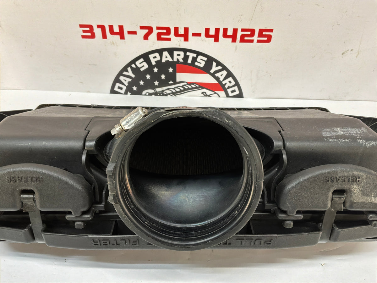 2002 Chevy Corvette Convertible Air Intake Filter Housing Cleaner Assembly OEM
