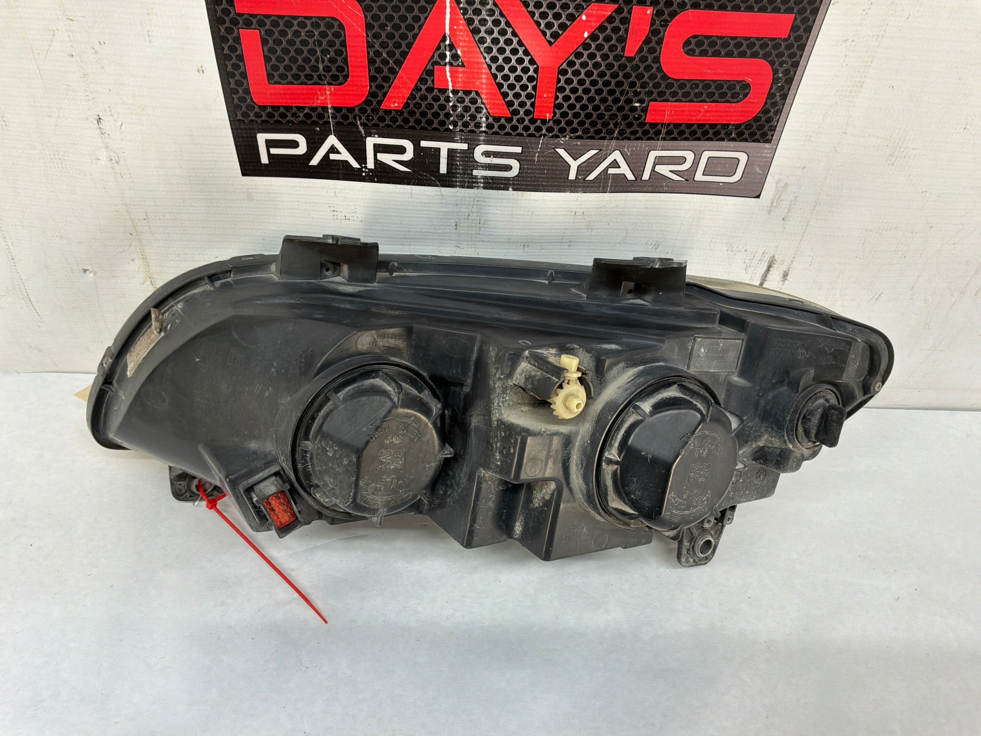 Rh headlight - Day's Parts Yard
