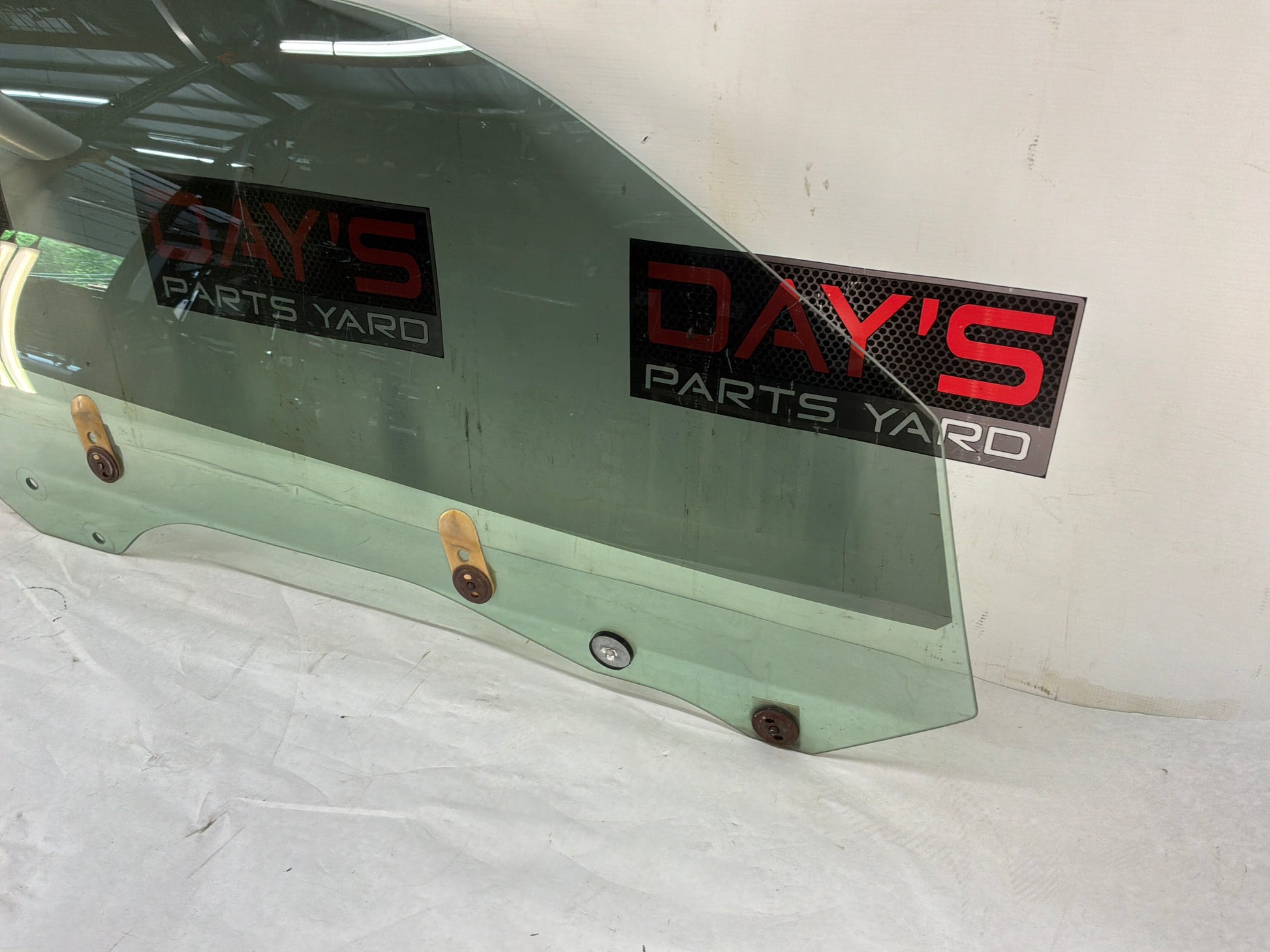 Rh front door glass - Day's Parts Yard