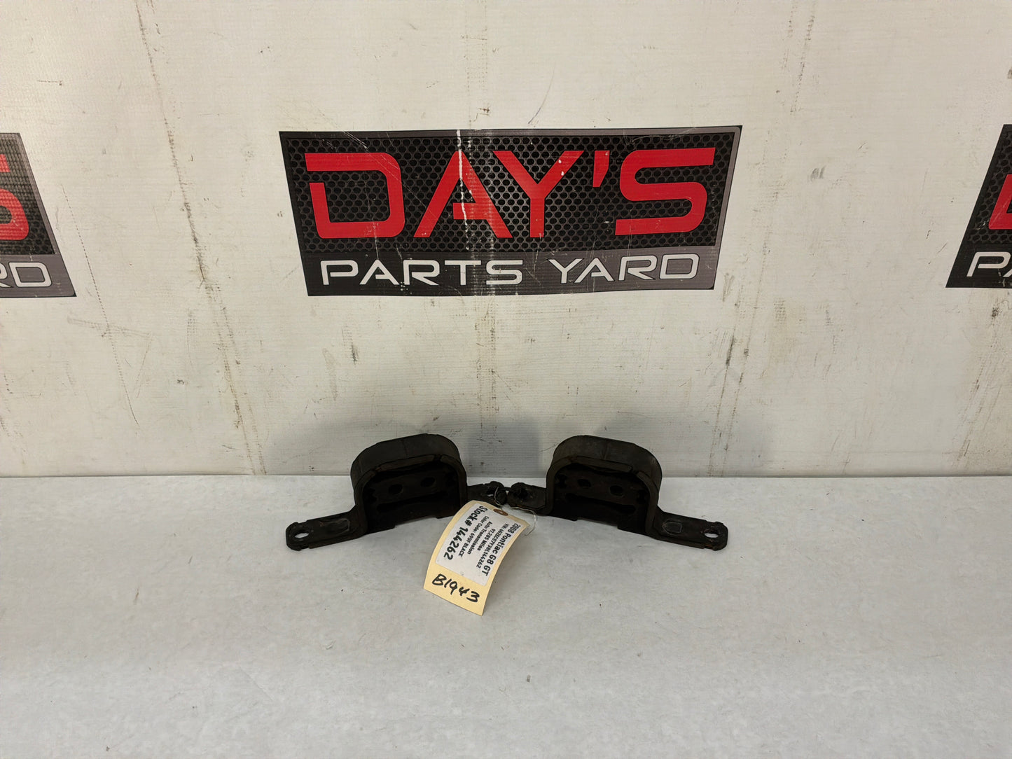2008 Pontiac G8 GT Exhaust Muffler Hanger Bracket Mount Bushing OEM