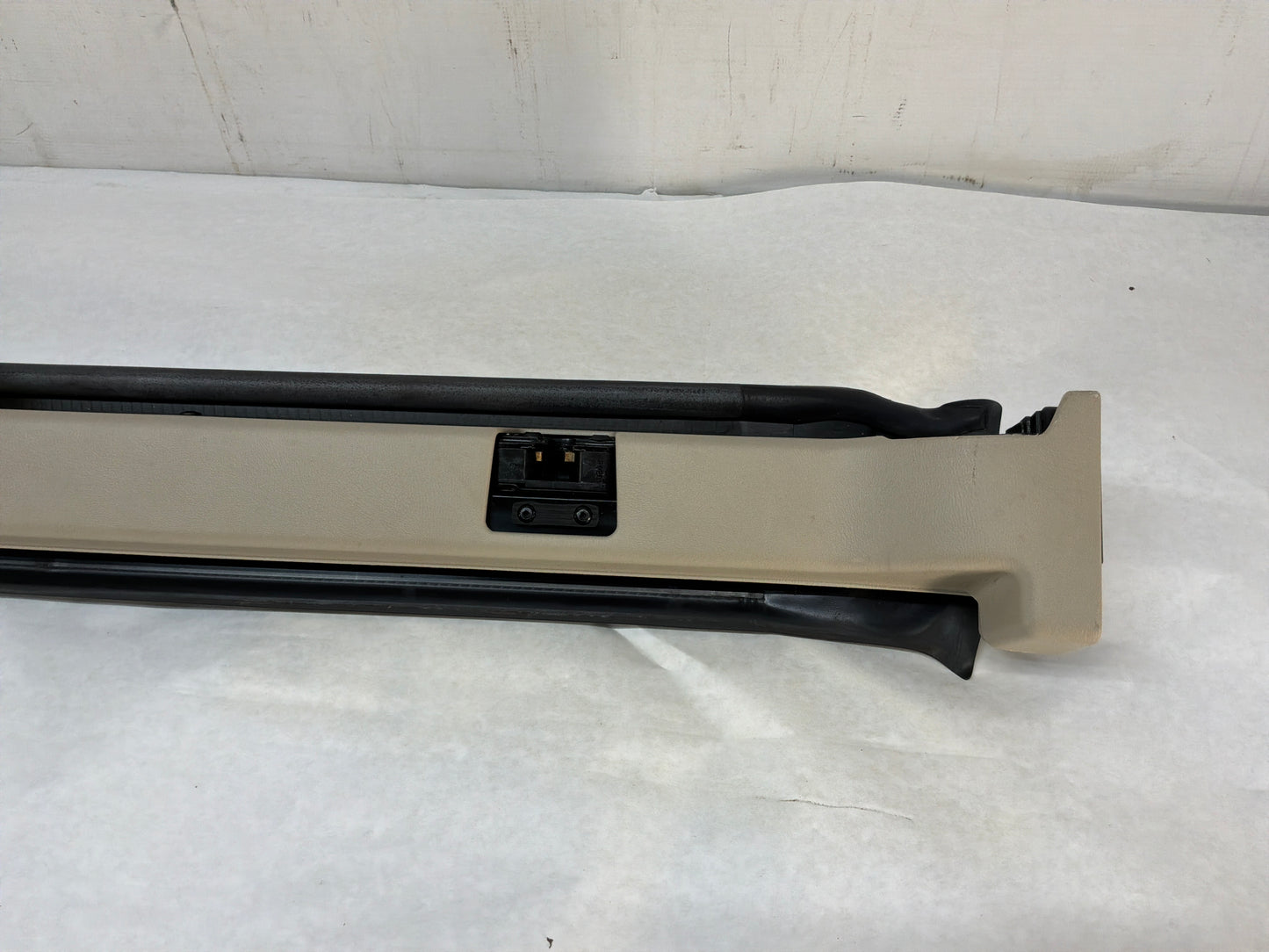 2002 Cadillac Escalade EXT Mid Gate Reinforcement Support Bar Bracket OEM