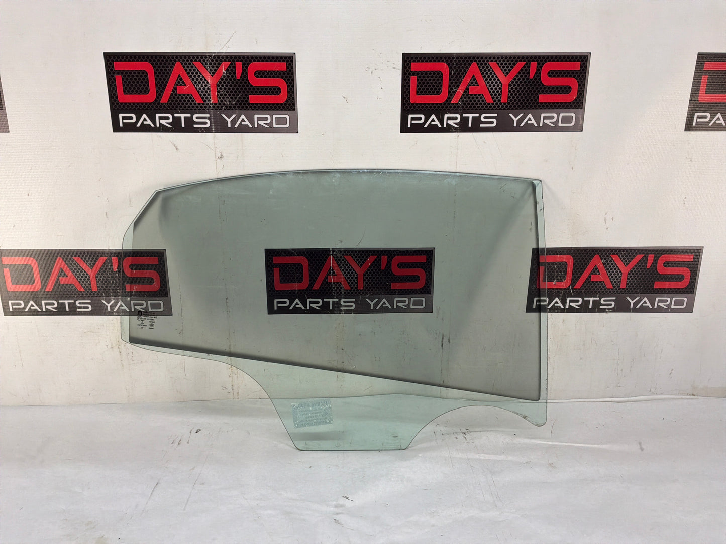 Rh rear door window glass - Day's Parts Yard