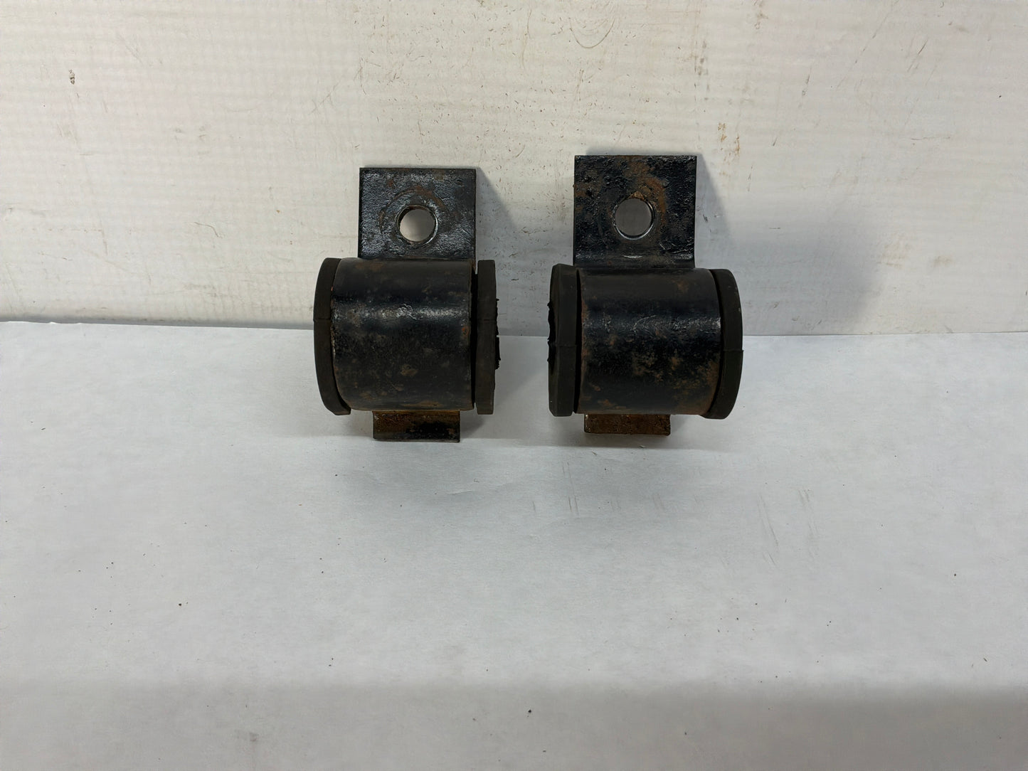 2004 Pontiac GTO Rear Suspension Stabilizer Sway Bar Brackets OEM