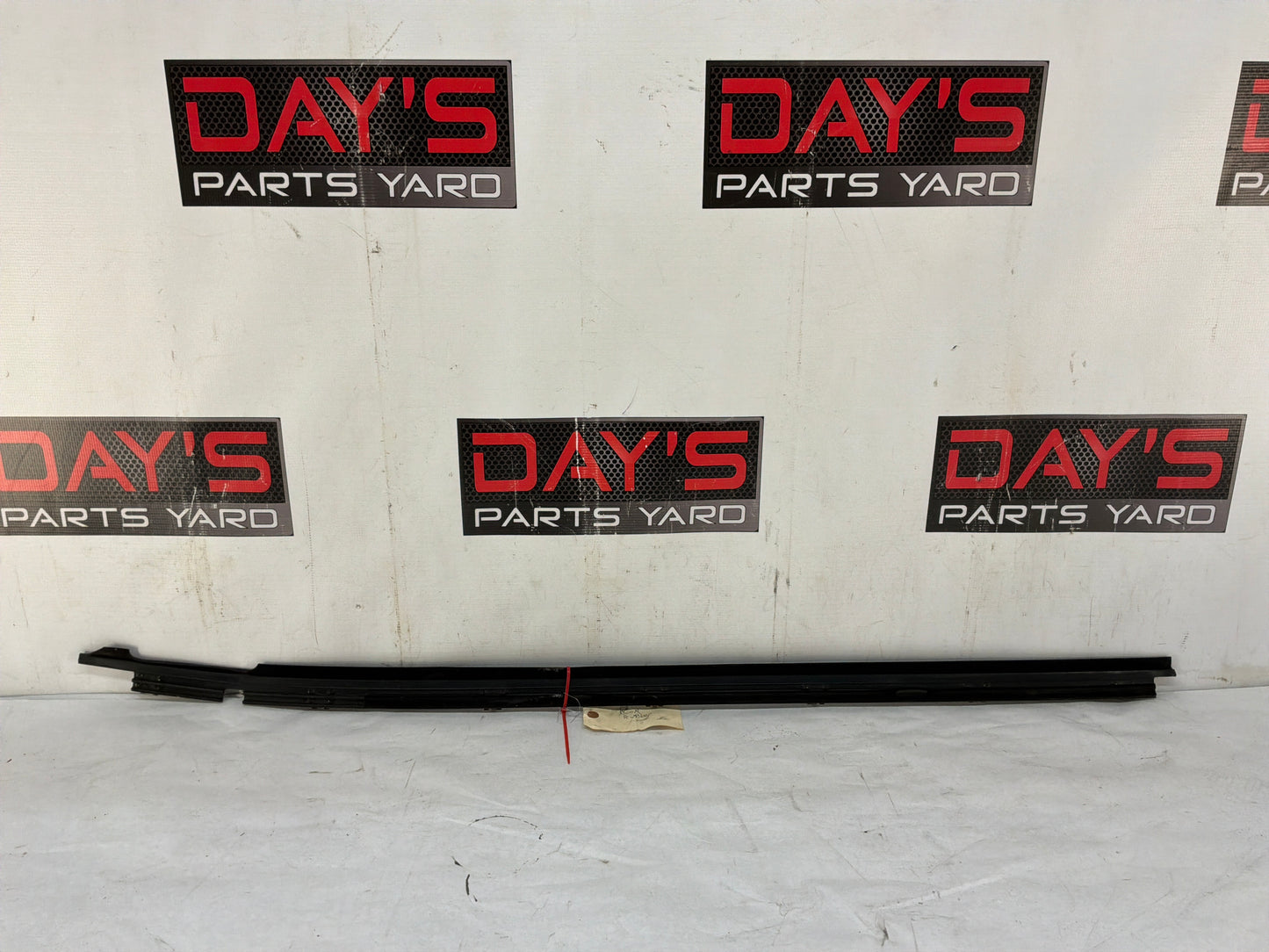 Rh belt molding - Day's Parts Yard