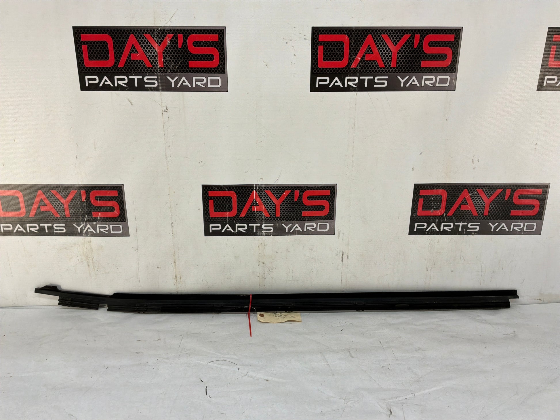 Rh belt molding - Day's Parts Yard