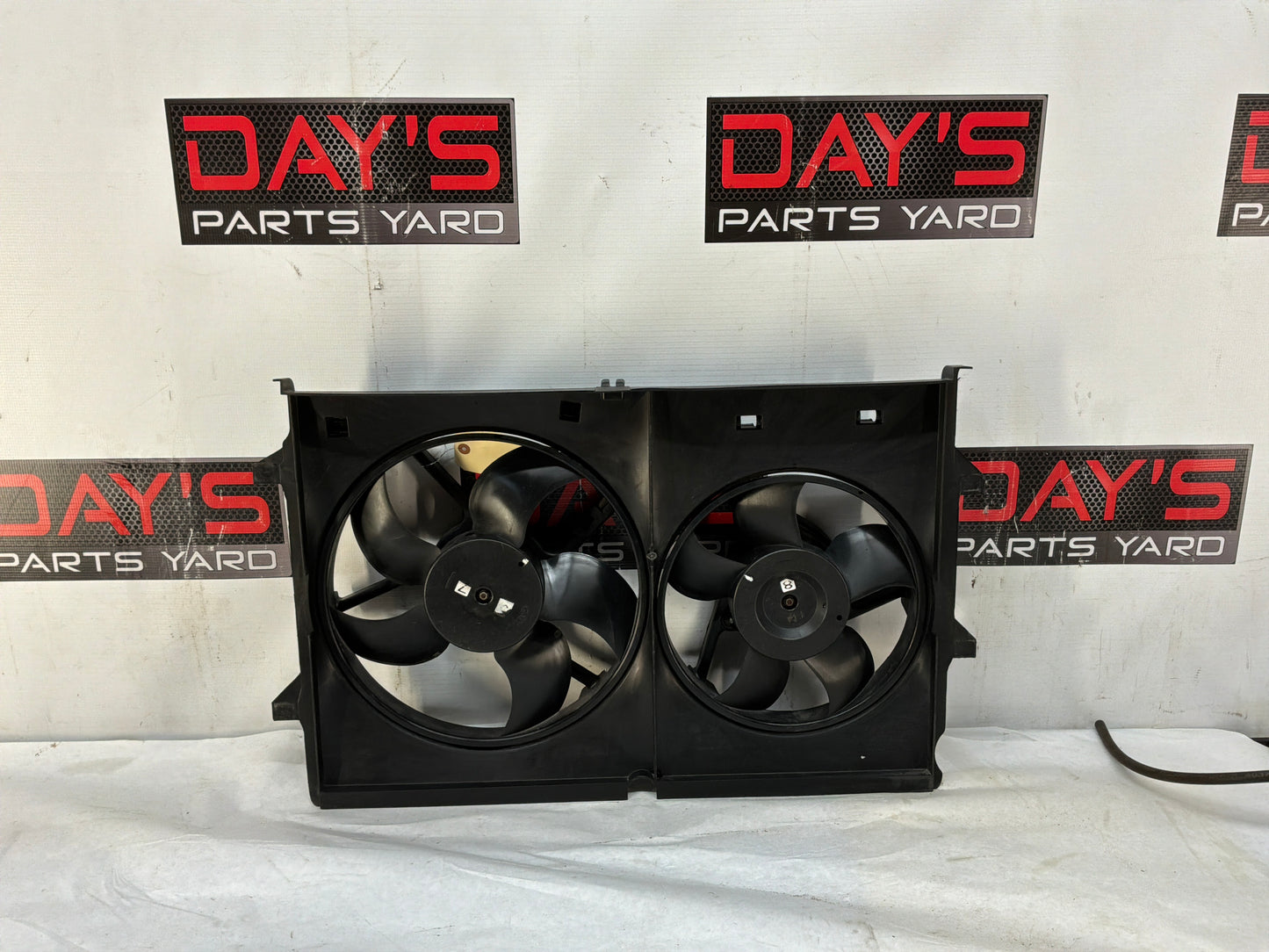 2004 Pontiac GTO Dual Radiator Electric Cooling Fans Shroud Assembly OEM