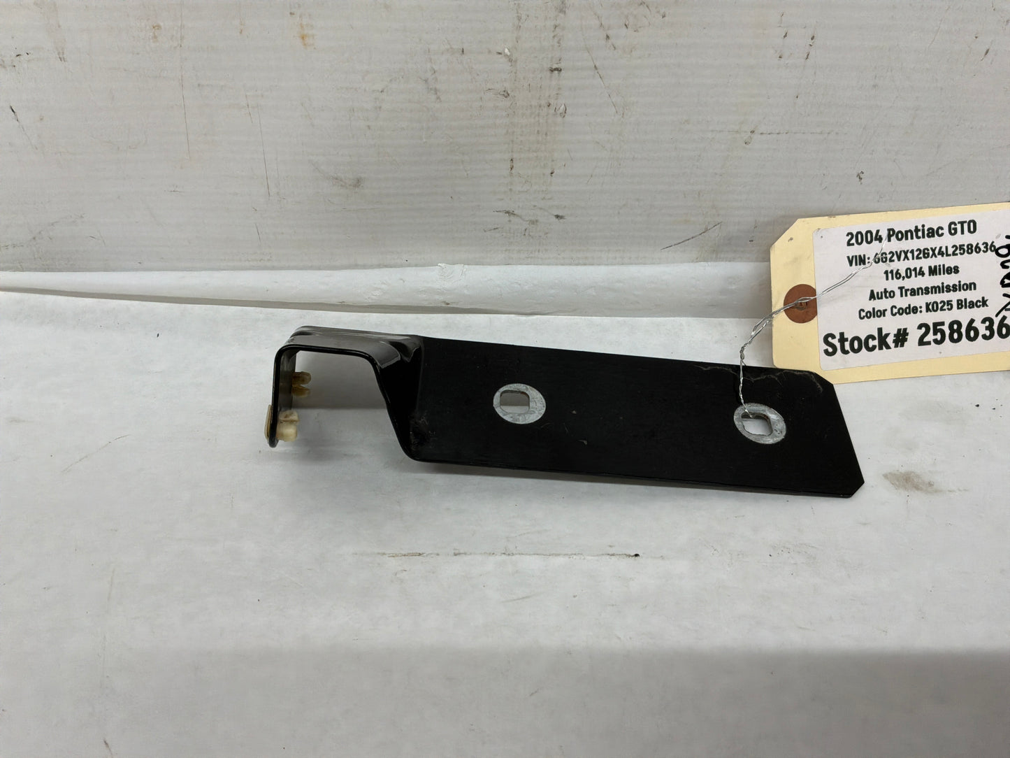 2004 Pontiac GTO LH Driver Fender Side Skirt Rocker Molding Support Bracket OEM