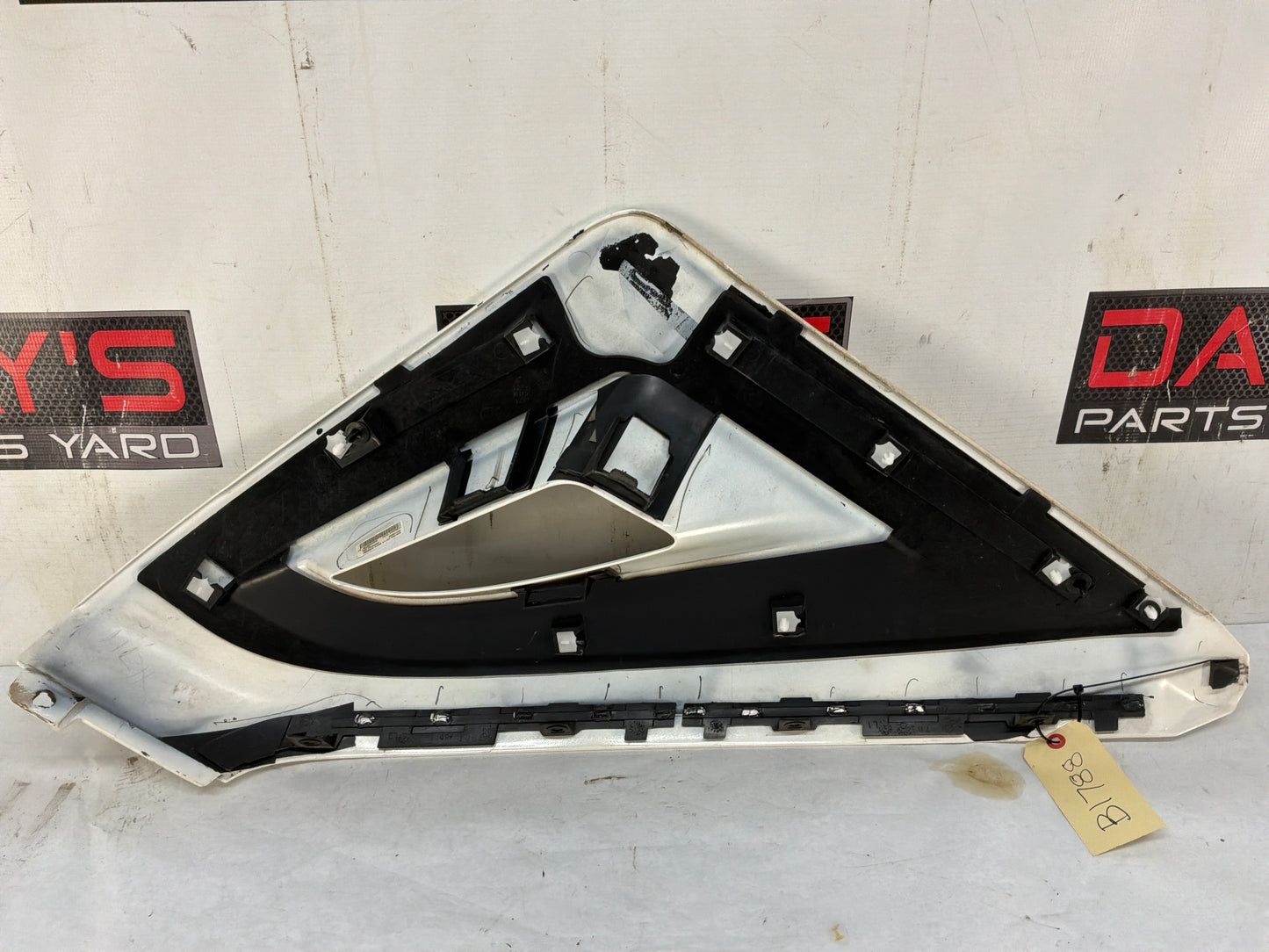 2012 Chevy Avalanche Exterior LH Driver Outer Trim Bed Cargo Box Sail Panel Cladding OEM