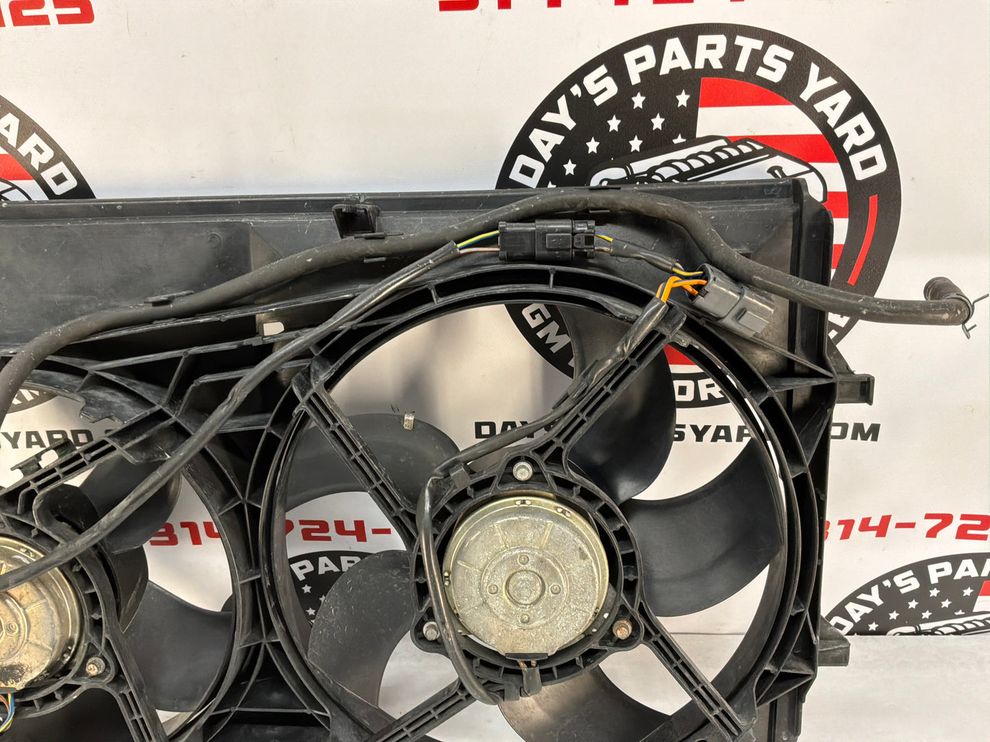 2005 Pontiac GTO Dual Electric Radiator Cooling Fans Shroud Assembly OEM