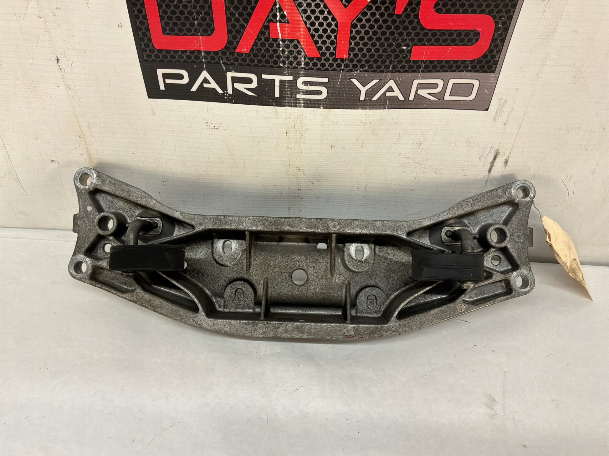 Crossmember bracket - Day's Parts Yard