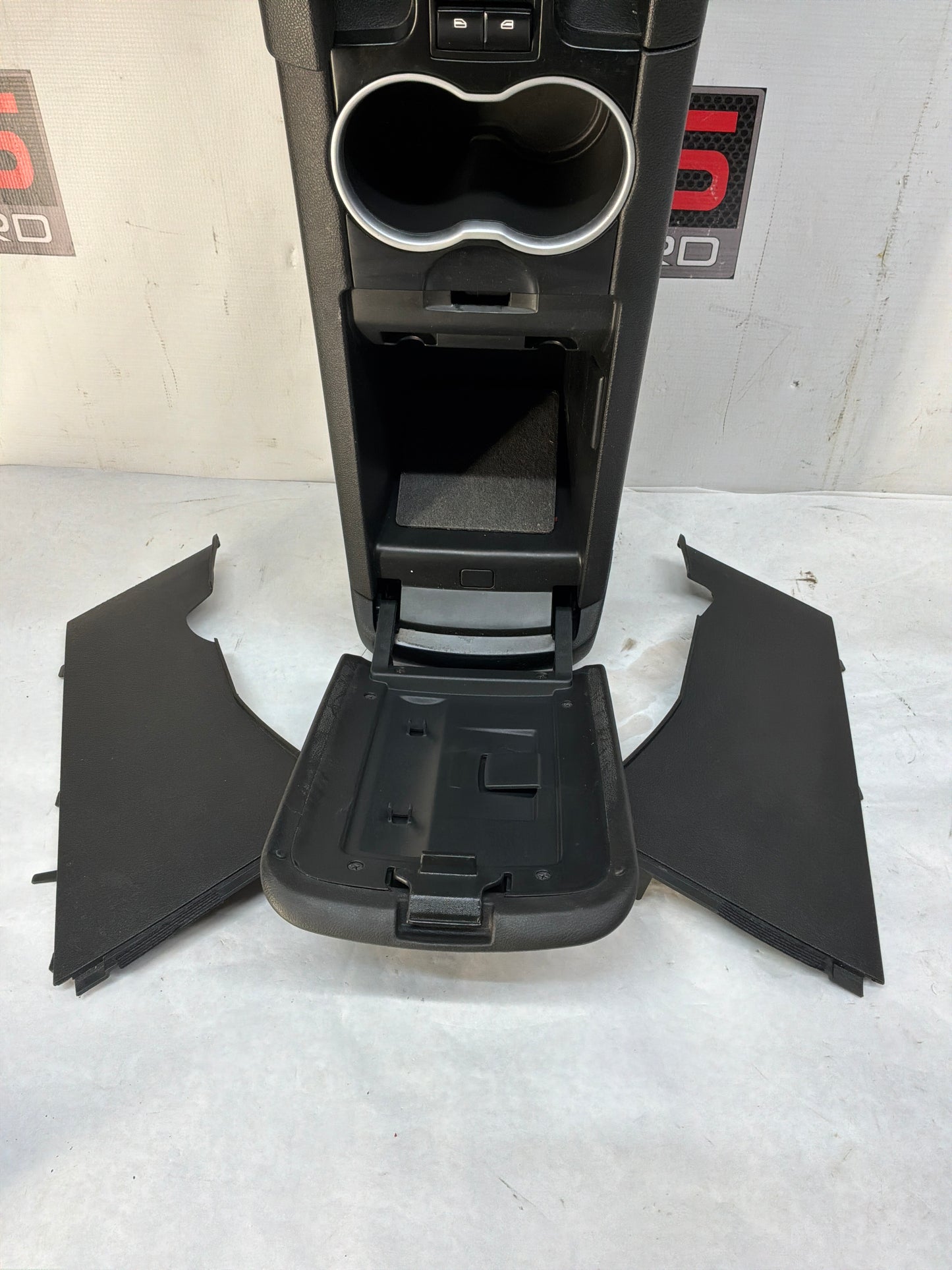 2008 Pontiac G8 GT Center console w shifter