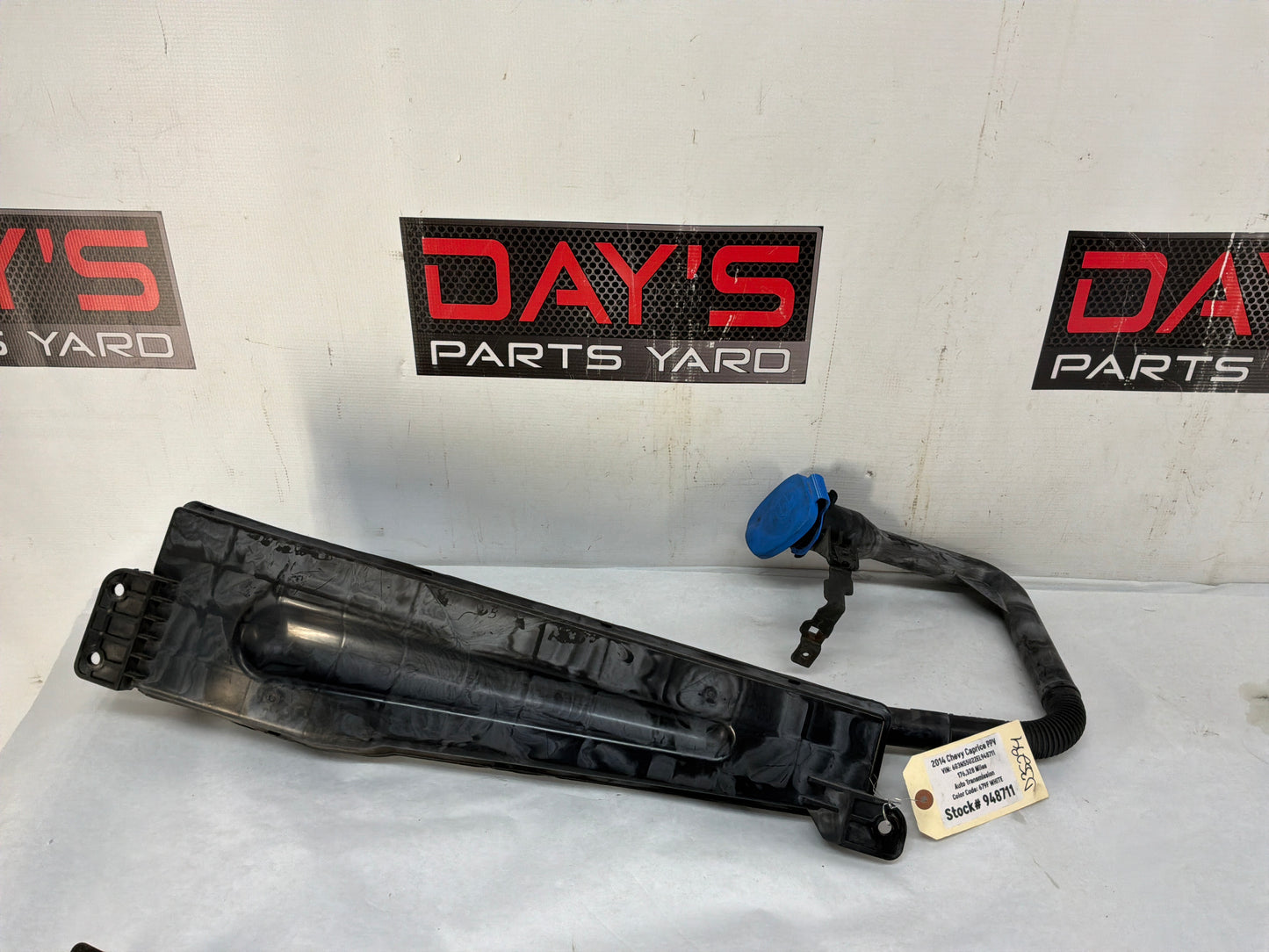Windshield wiper reservoir - Day's Parts Yard