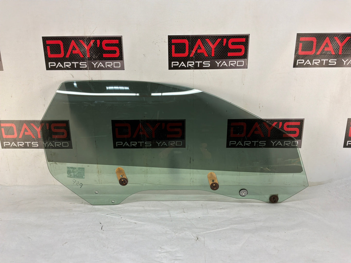 Rh front door glass - Day's Parts Yard