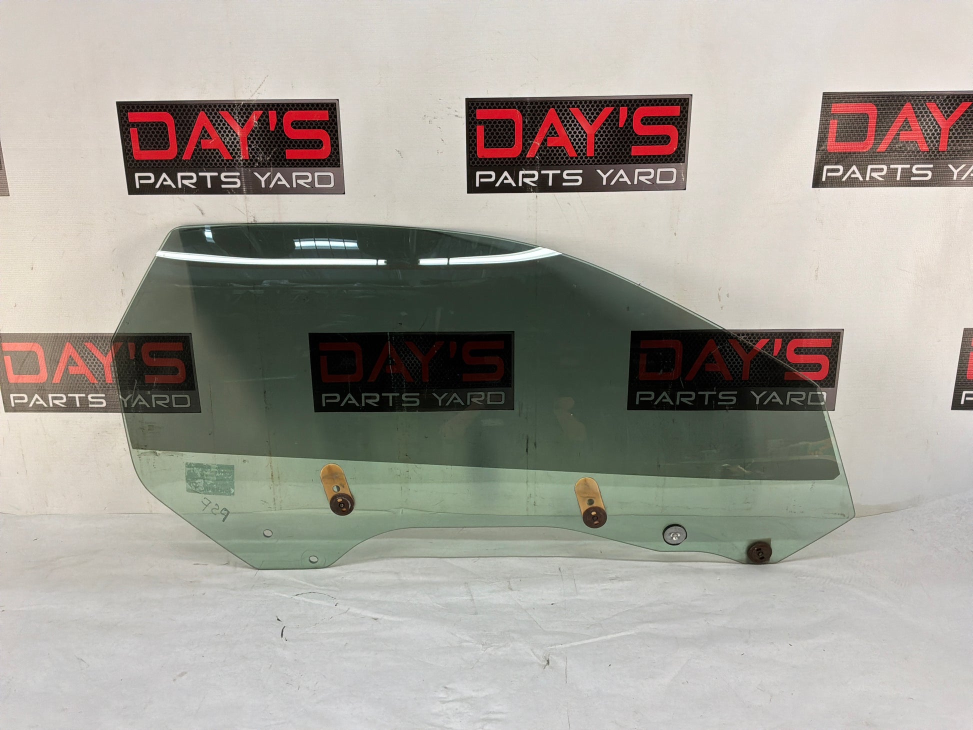 Rh front door glass - Day's Parts Yard