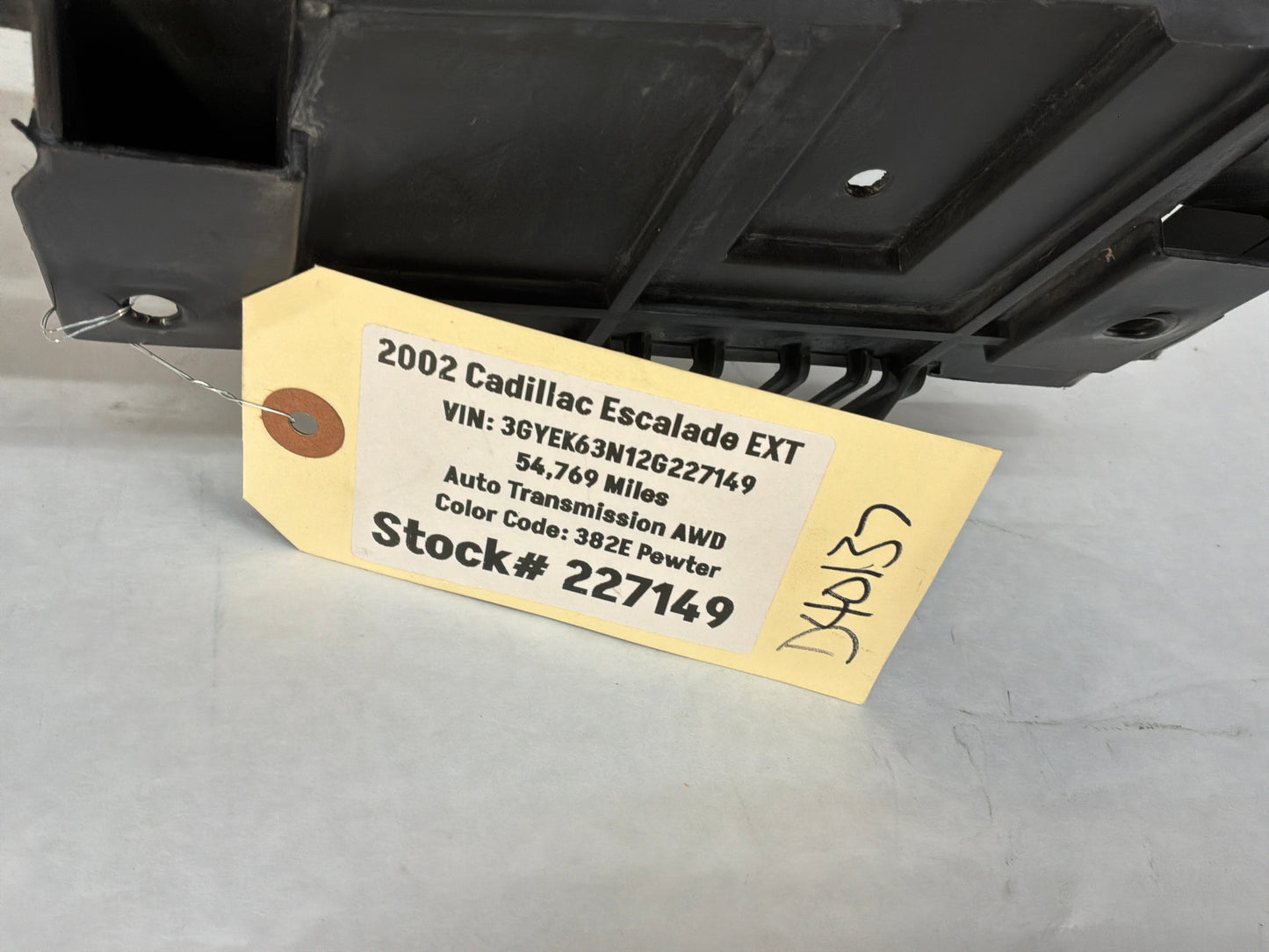 2002 Cadillac Escalade EXT Engine Wiring Harness Fuse Box Bracket OEM