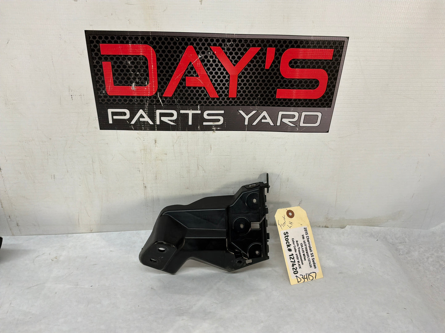 Lh fender bracket - Day's Parts Yard