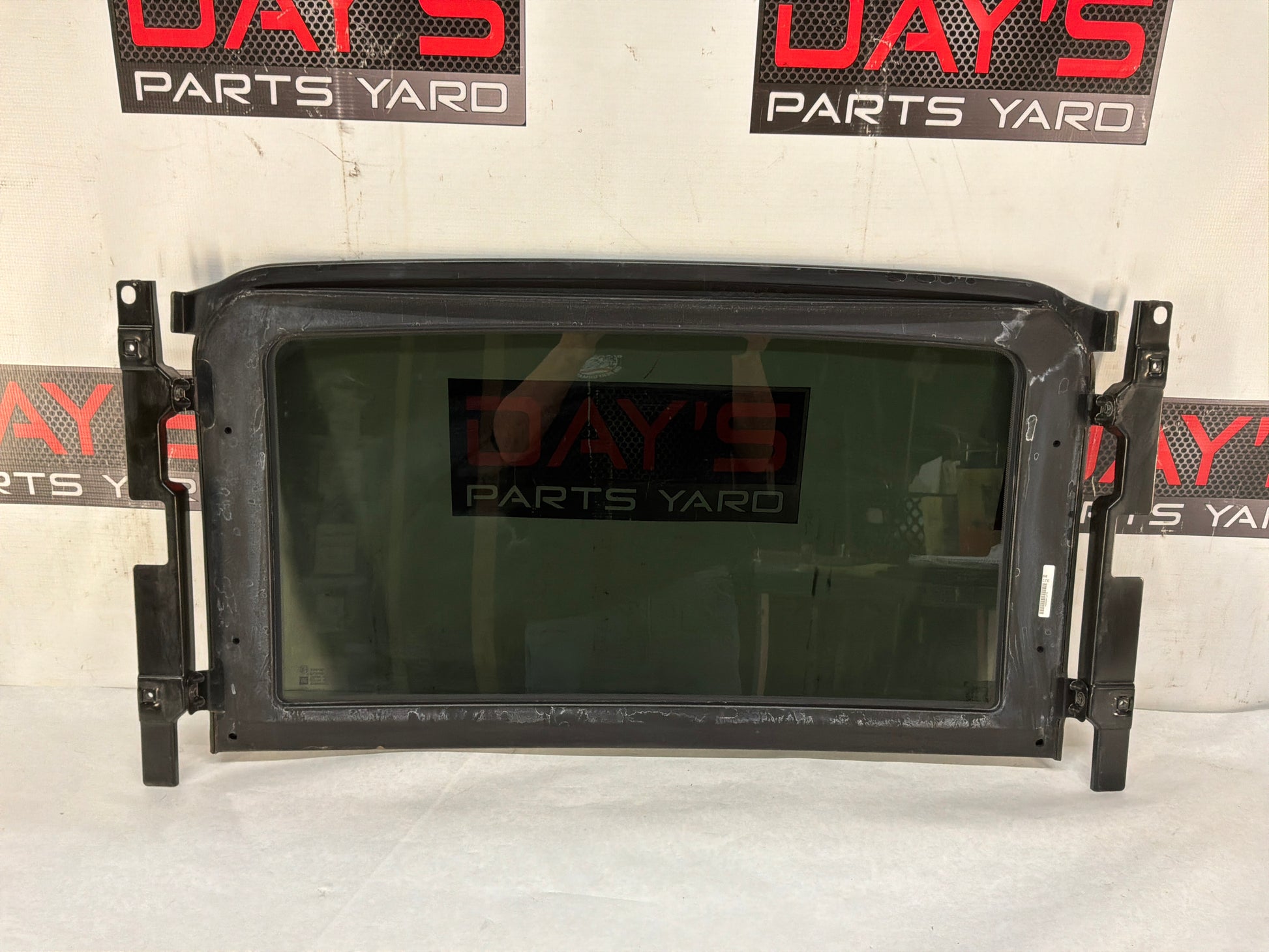 Front sunroof glass - Day's Parts Yard