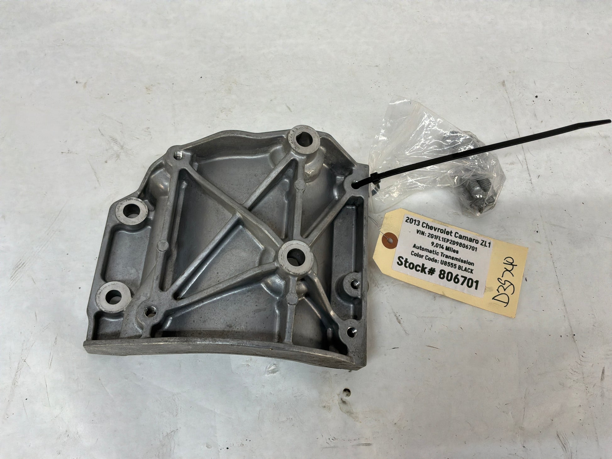 Ac compressor bracket - Day's Parts Yard