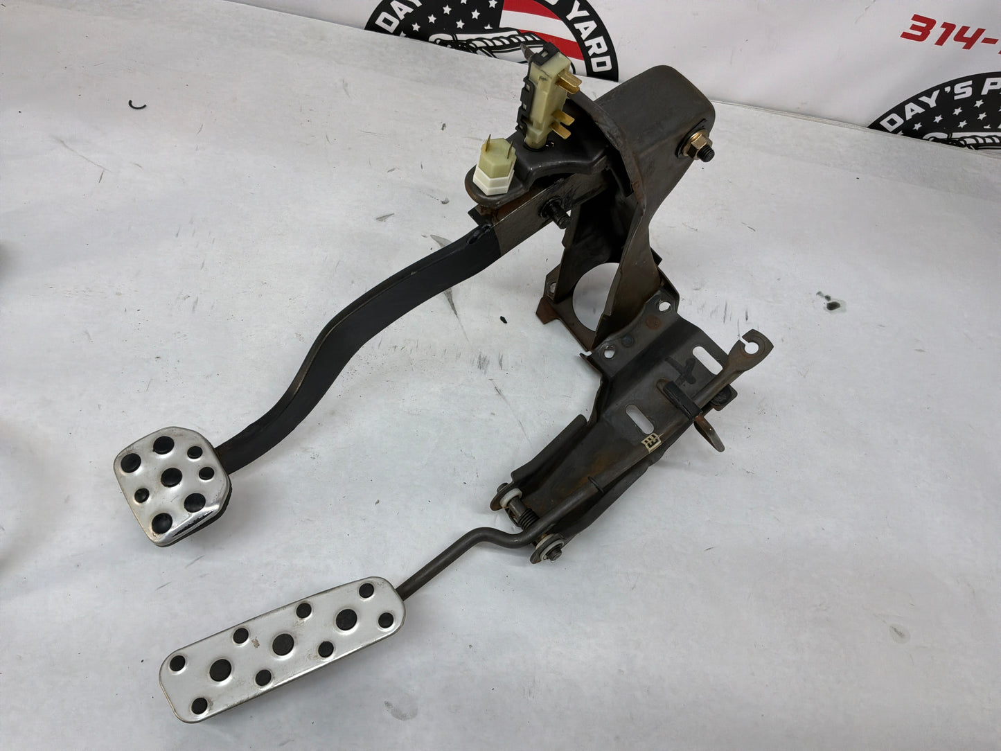 2004 Pontiac GTO Manual Transmission Pedal Assembly OEM